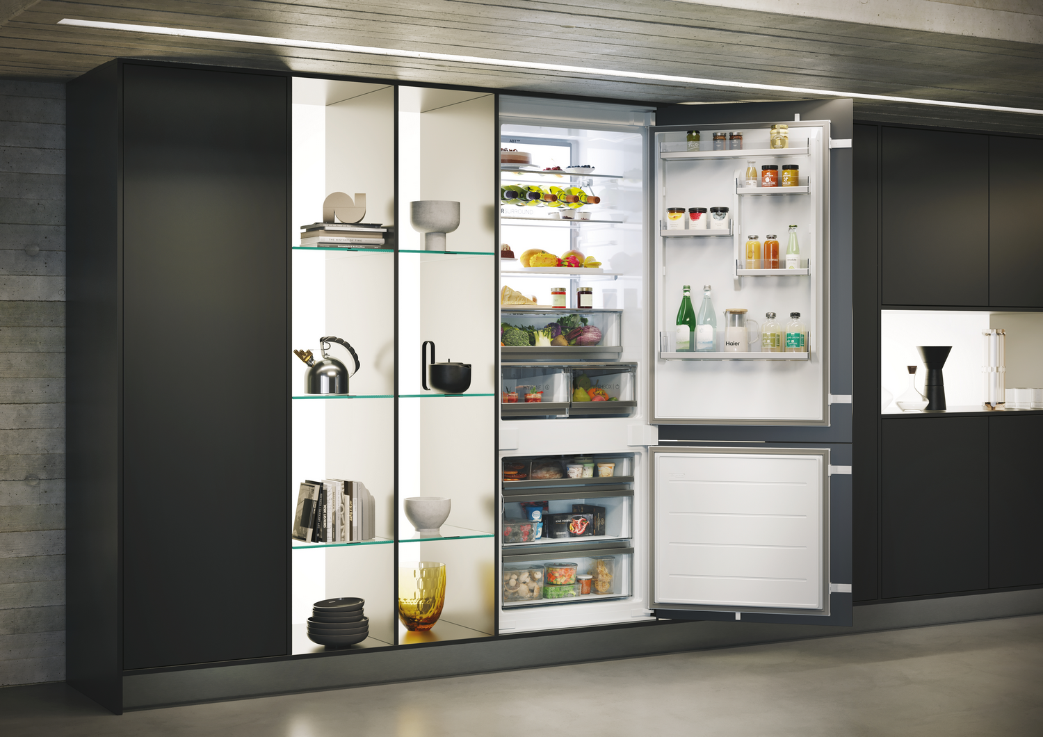 Una cocina moderna con un refrigerador parcialmente abierto que muestra alimentos. Estantes exhiben objetos decorativos. Gabinetes negros a ambos lados.