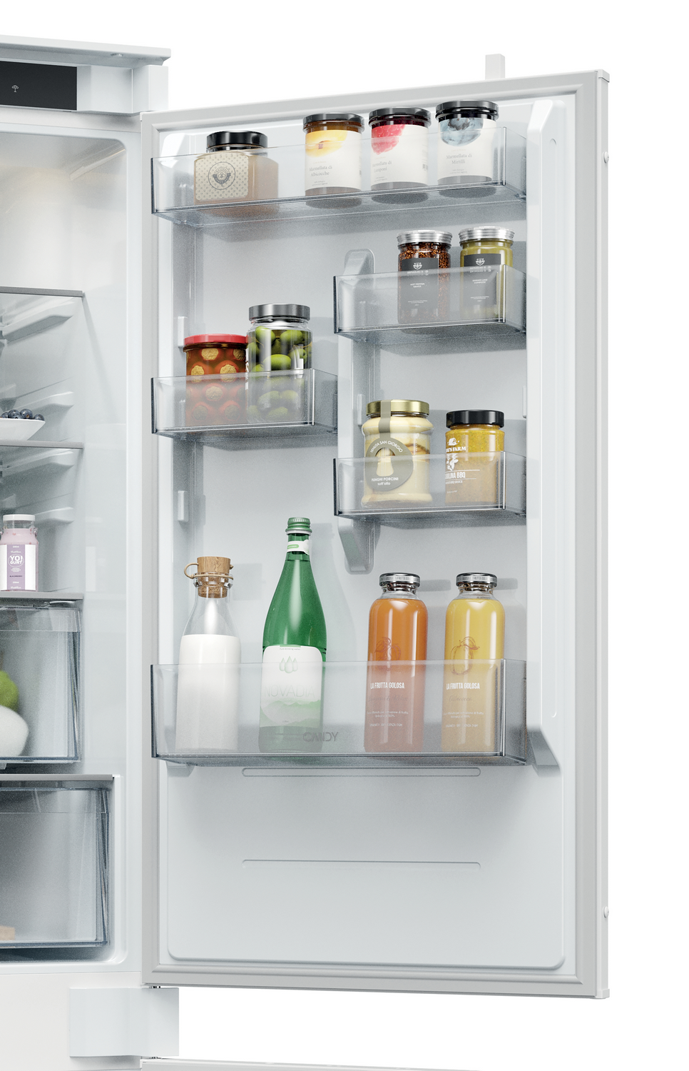 Nevera abierta con frascos de mermelada, aceitunas, zumo y leche. Botella verde y otros alimentos visibles en los estantes.