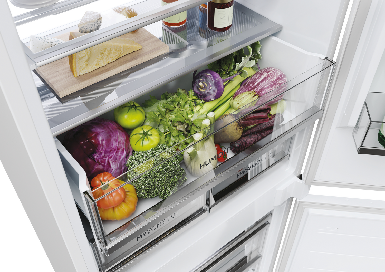 Interior de refrigerador lleno de verduras, queso y frascos. Incluye tomates, repollo, berenjena y más.
