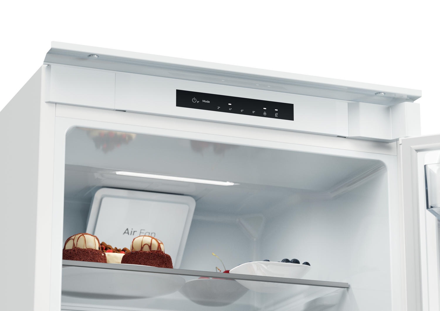 Interior de un refrigerador blanco con comida. Pasteles, un cuenco de arándanos y cerezas en los estantes. Panel de control en la parte superior.