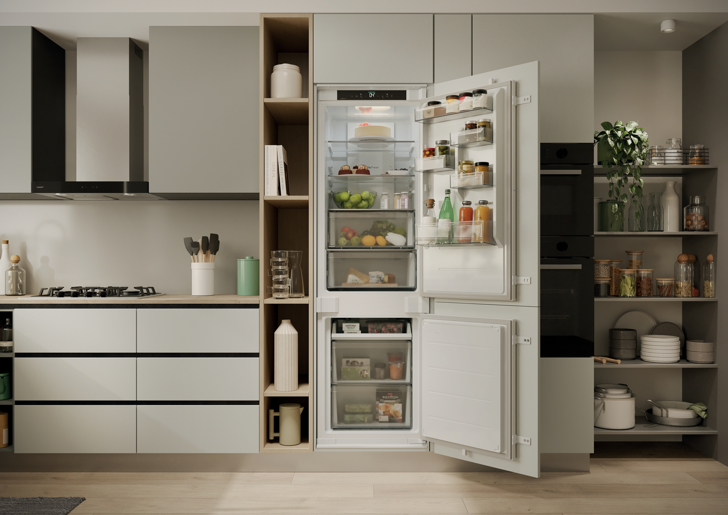 Cocina moderna con refrigerador abierto. Contiene alimentos, bebidas y un pastel. Otros elementos incluyen estantes, hornos y utensilios de cocina.
