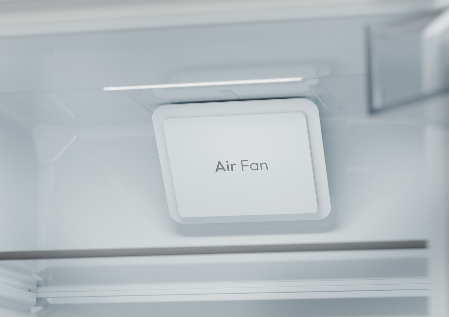 Dentro de un refrigerador blanco. Un ventilador de aire blanco está en el centro, con la etiqueta 'Air Fan'. El interior tiene estantes y paredes blancas.