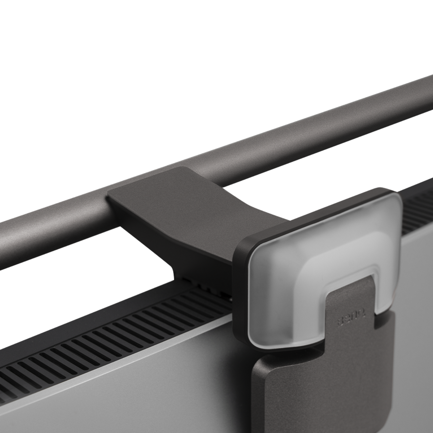 Een grijze monitorlichtarmatuur. Het heeft een grijze balk, een zwarte beugel en een wit lichtelement met de merknaam 'benq'.