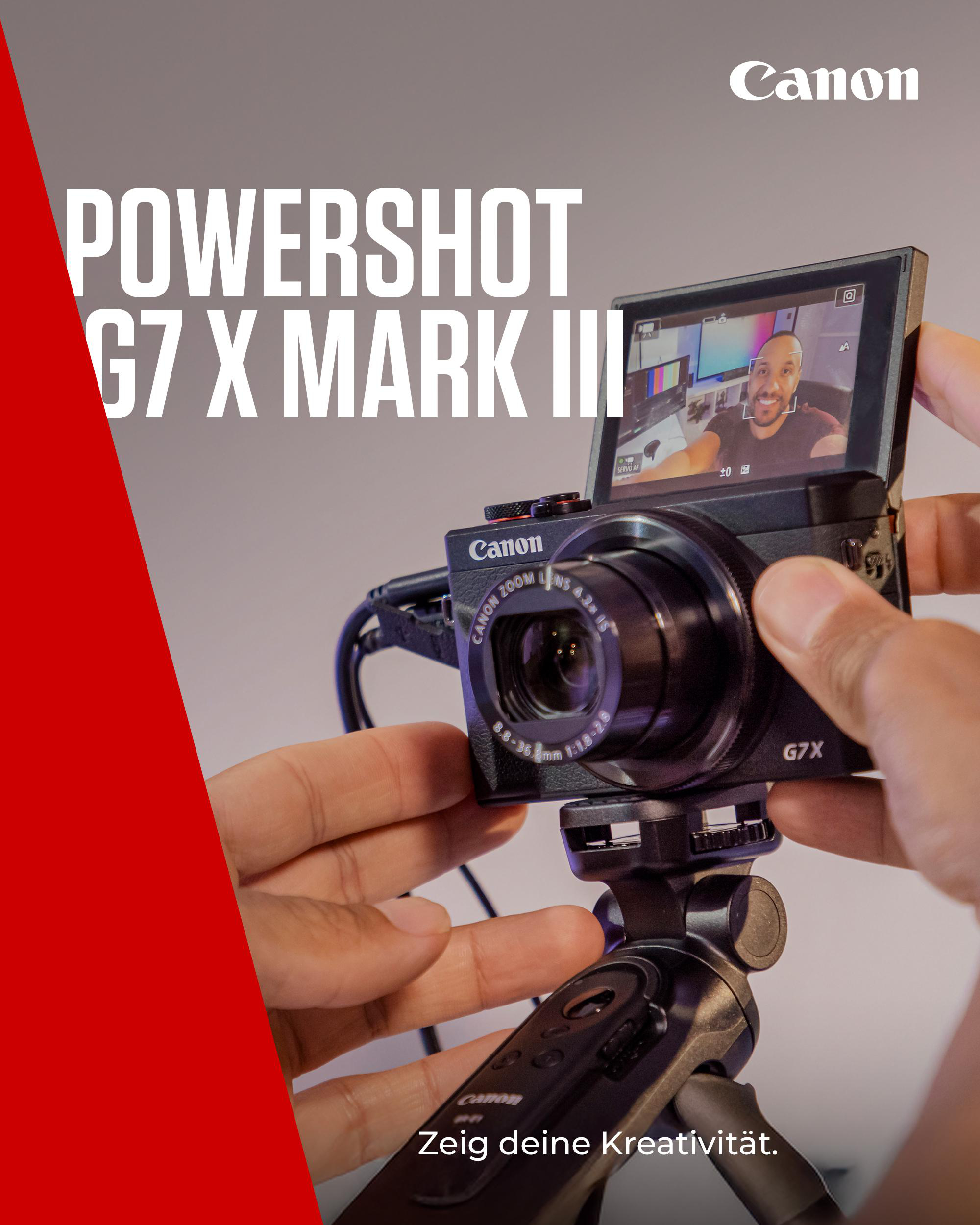 Canon Powershot G7 X Mark III Kamera, gehalten von Händen, zeigt einen Mann auf dem Bildschirm, auf einem Stativ. Roter Hintergrund.