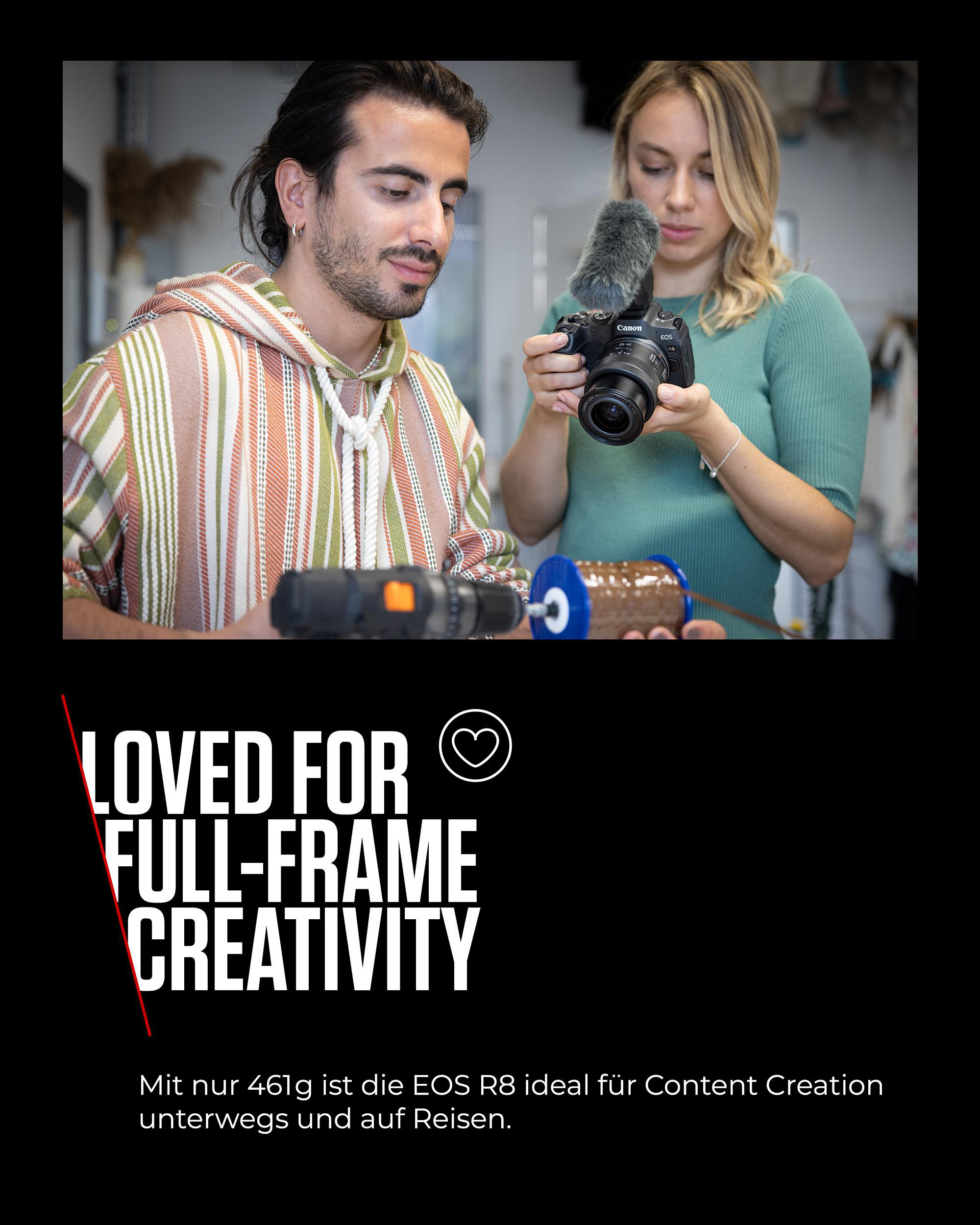 Zwei Personen filmen. Eine hält eine Kamera mit Mikrofon, die andere eine Bohrmaschine und eine Spule.