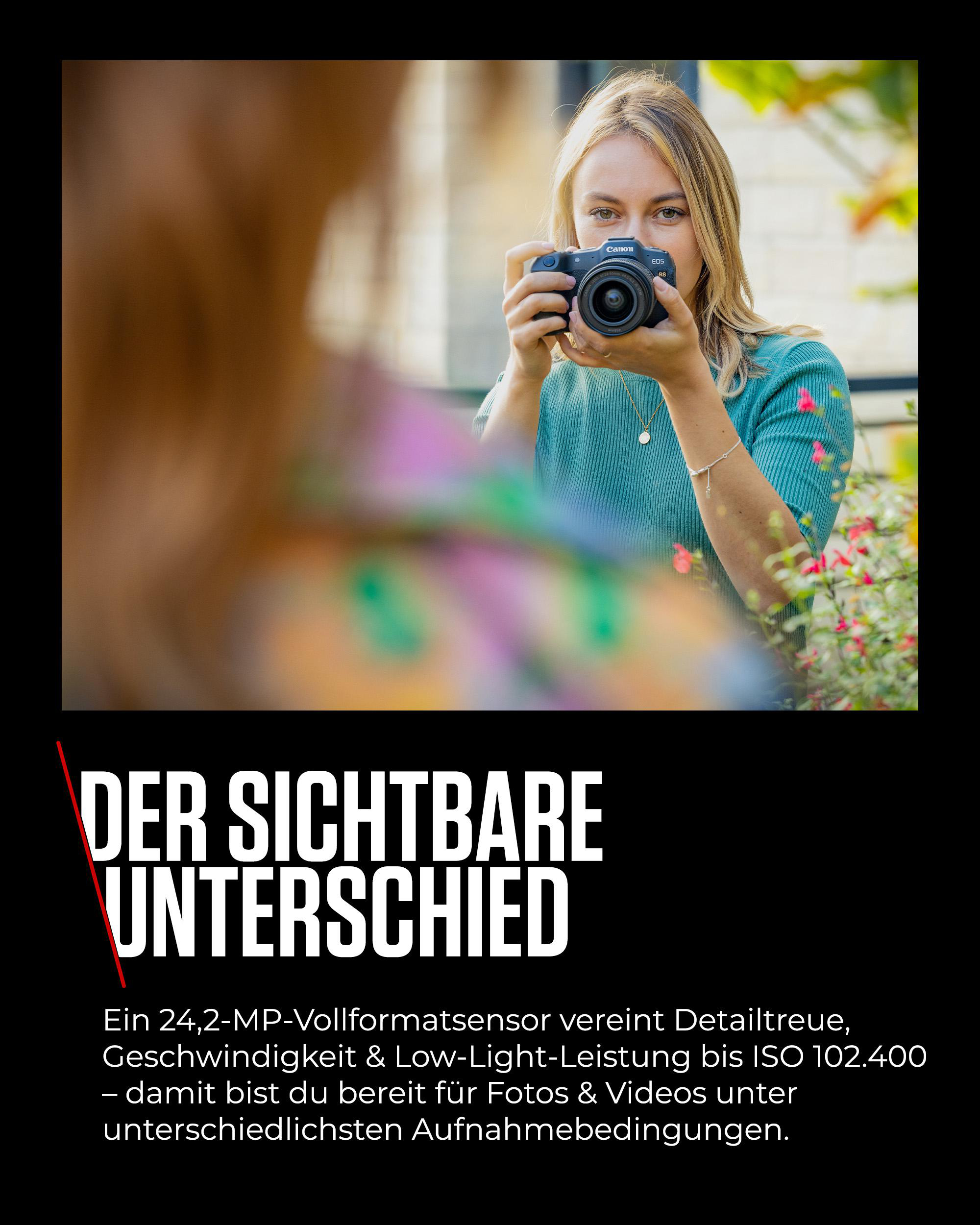 Eine Frau fotografiert mit einer Canon-Kamera. Hintergrund: Blumen und unscharfer Vordergrund.
