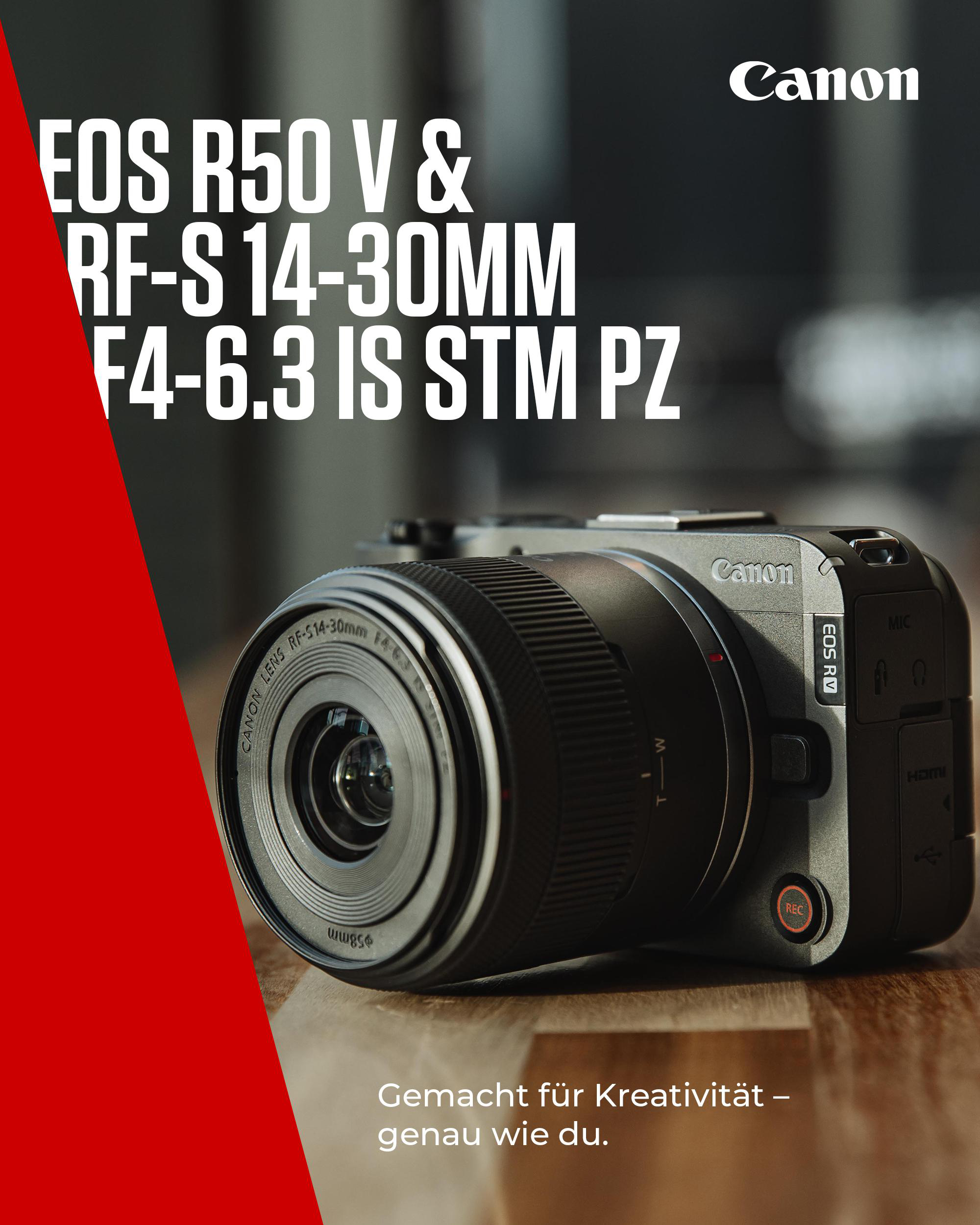 Eine Canon EOS R50 V Kamera mit einem Objektiv liegt auf einer Holzoberfläche. Der Text lautet: EOS R50 V & RF-S 14-30MM F4-6.3 IS STM PZ.