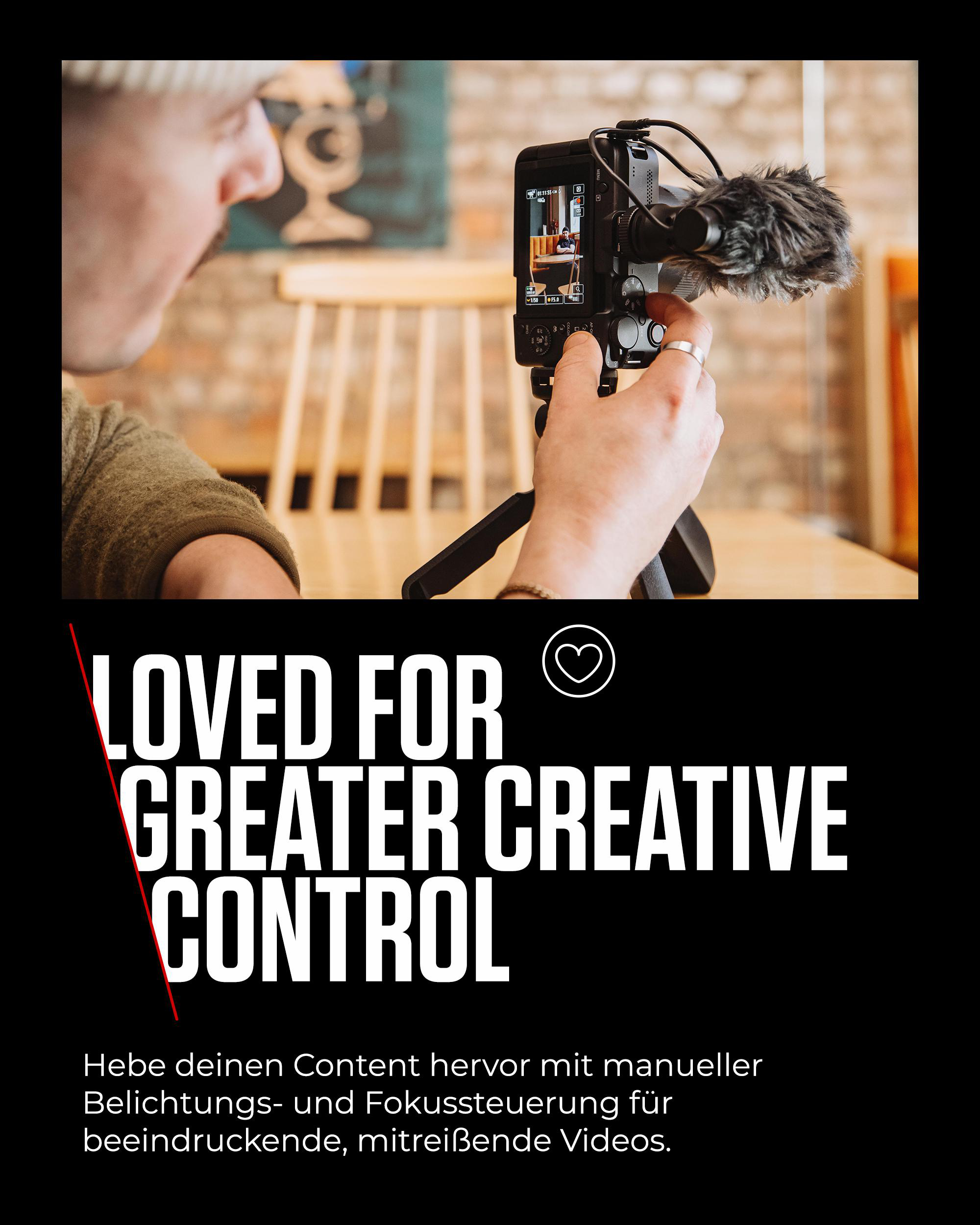 Eine Person hält eine Kamera mit Mikrofon. Der Text lautet: GELIEBT FÜR GRÖSSERE KREATIVE KONTROLLE.