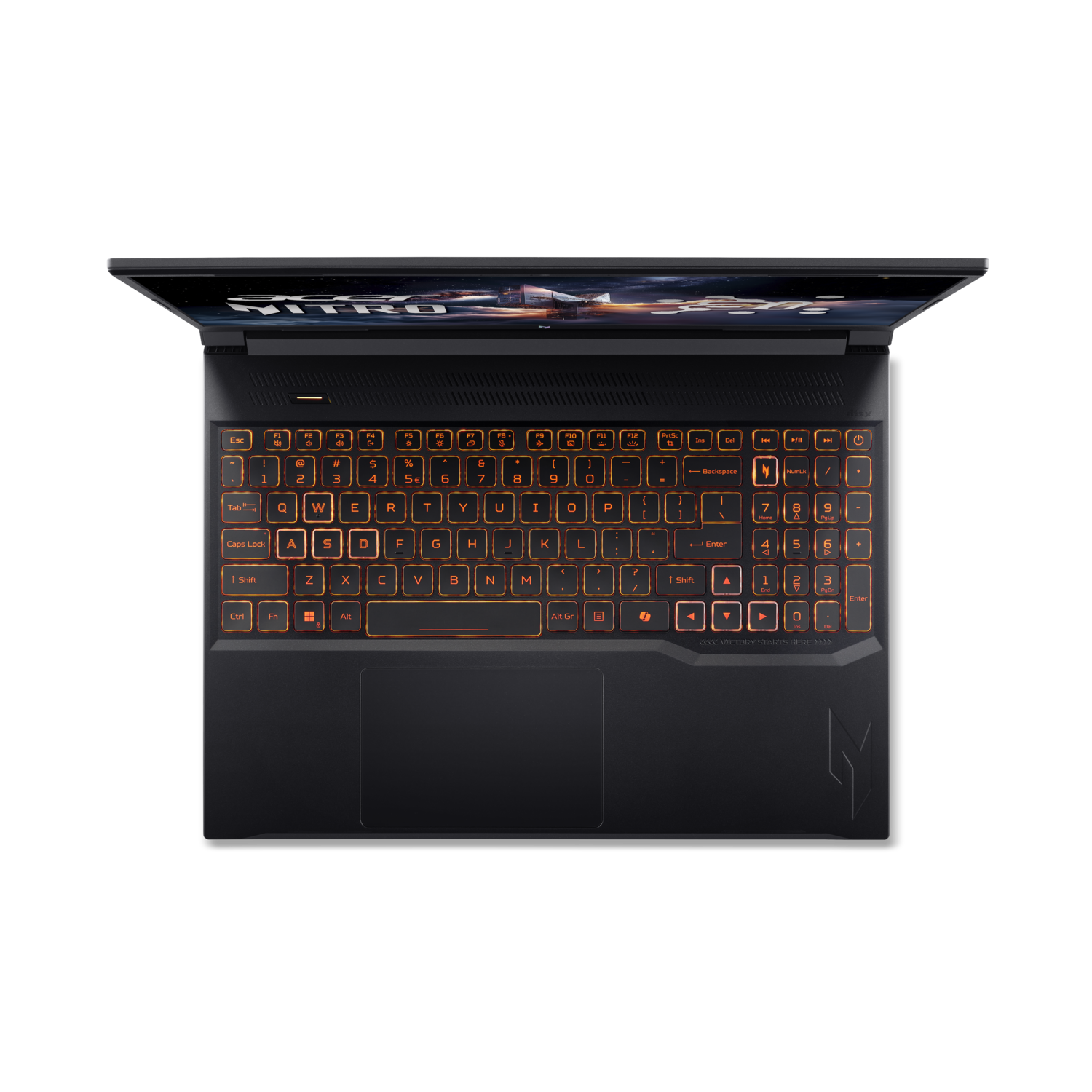 Zwarte laptop met oranje verlicht toetsenbord. Scherm open, toont logo. Toetsenbord heeft letters en cijfers.