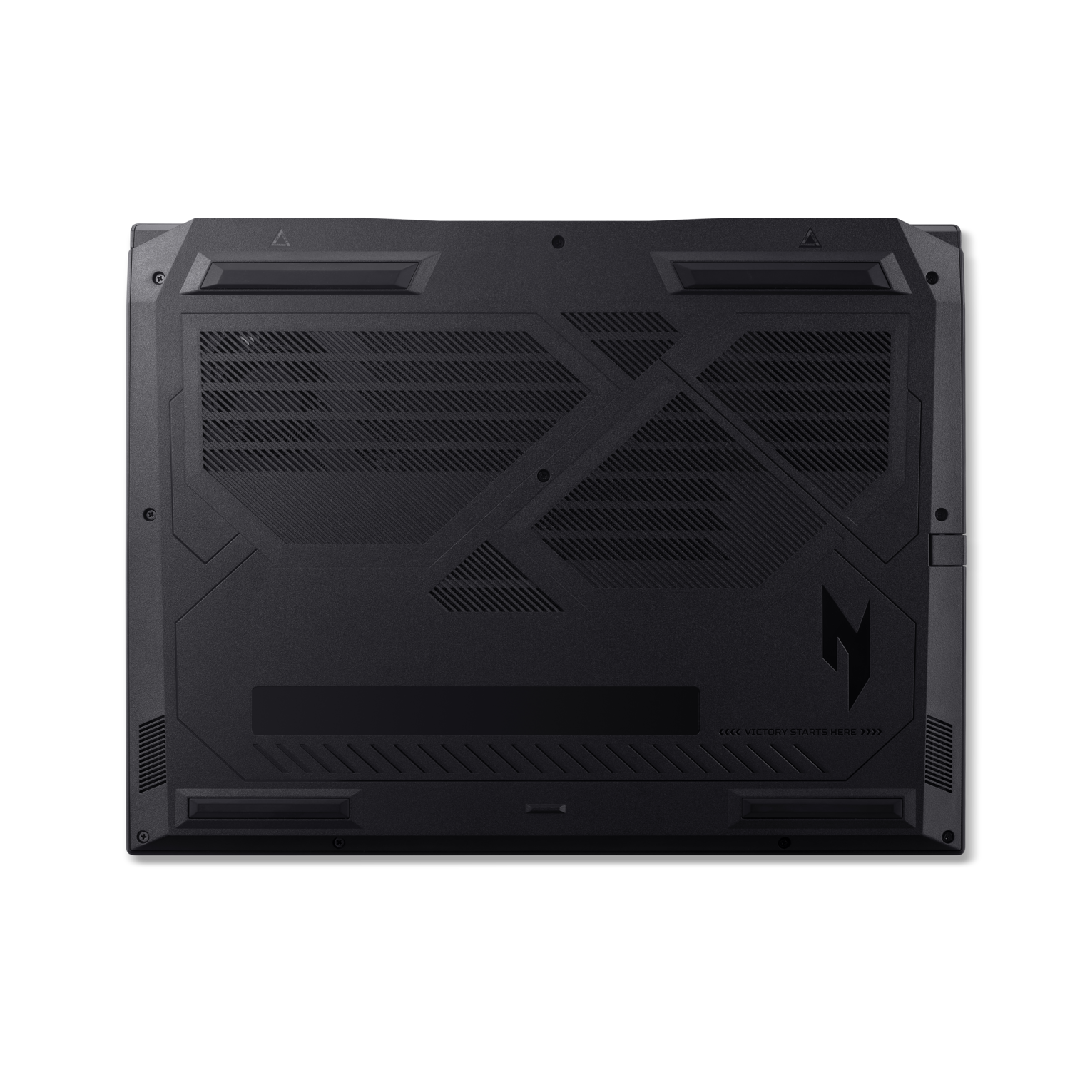 De onderkant van een zwarte laptop, met ventilatieopeningen, een logo en de tekst "VICTORY STARTS HERE" op een zwarte achtergrond.