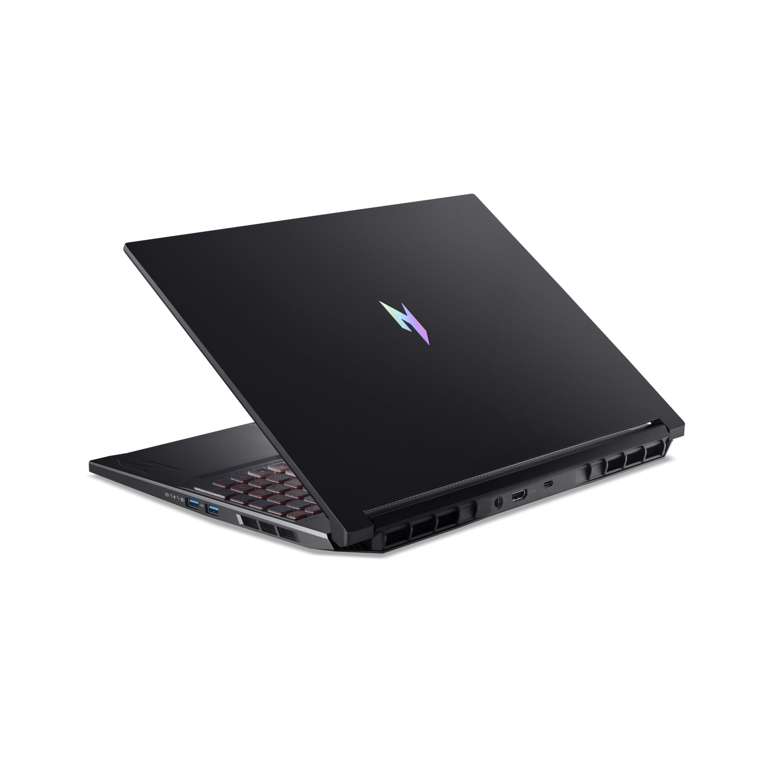 Een zwarte laptop staat iets open op een zwart oppervlak. Het toetsenbord is rood en het logo heeft kleuraccenten.