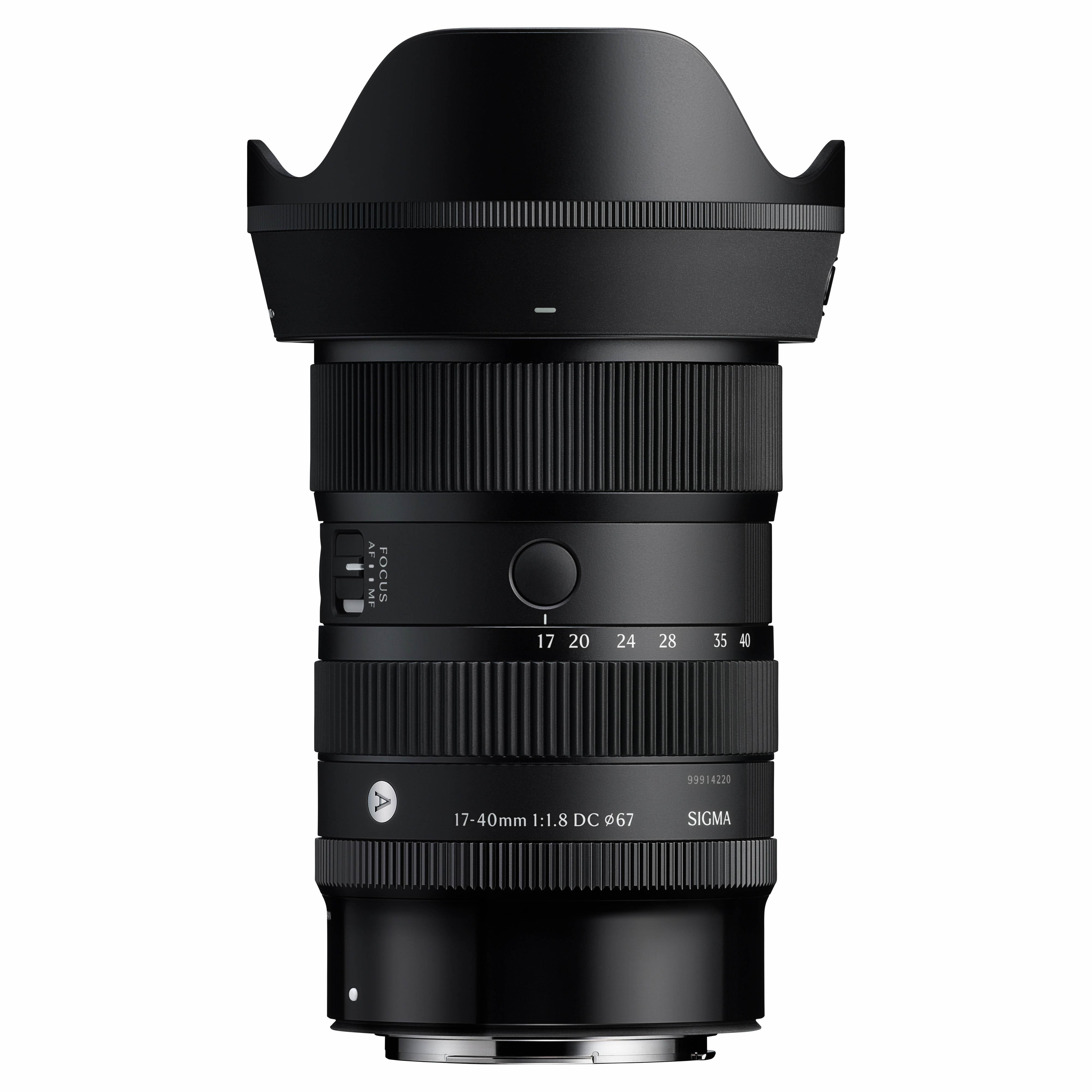 Ein schwarzes Sigma 17-40mm f/1.8 DC Objektiv. Es hat Fokuseinstellungen, Brennweitenmarkierungen und das Sigma-Logo. Der Objektivdeckel ist angebracht.