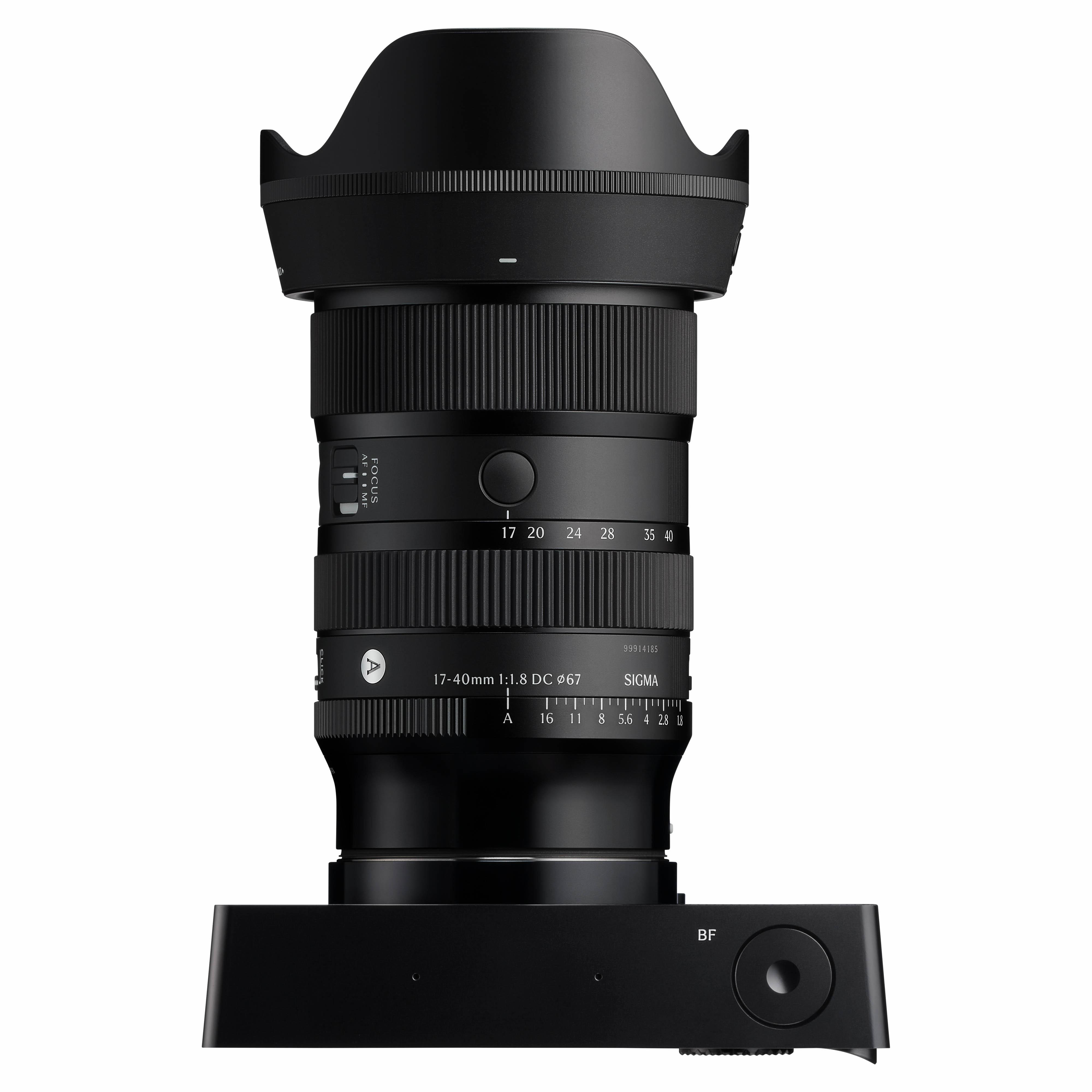 Ein schwarzes Sigma 17-40mm Kameraobjektiv. Enthält eine Gegenlichtblende, einen Fokusring und Objektivinformationen.
