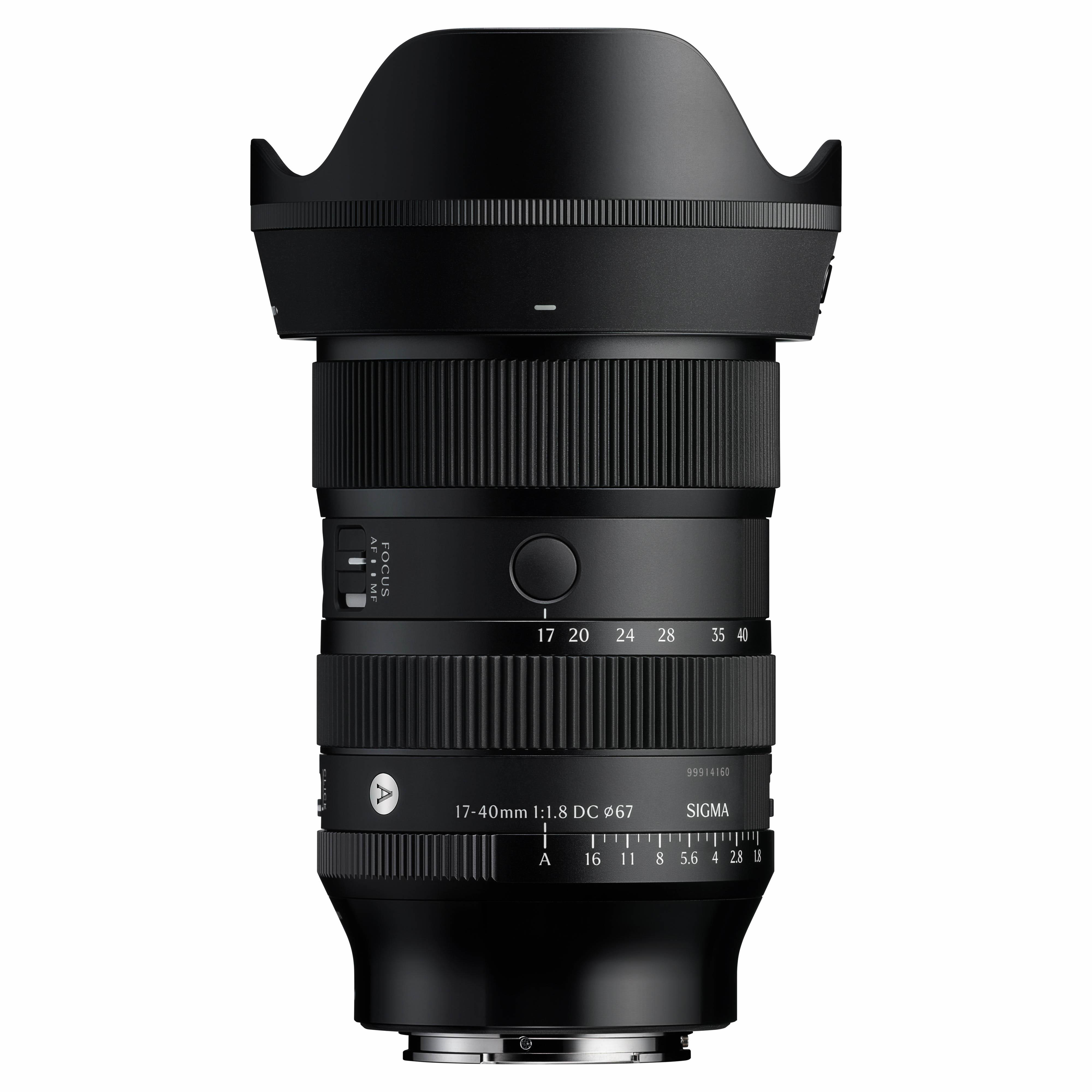 Ein schwarzes Sigma 17-40mm Kameraobjektiv. Es hat Fokus- und Blendenringe mit Markierungen. Das Objektiv ist vor weißem Hintergrund.