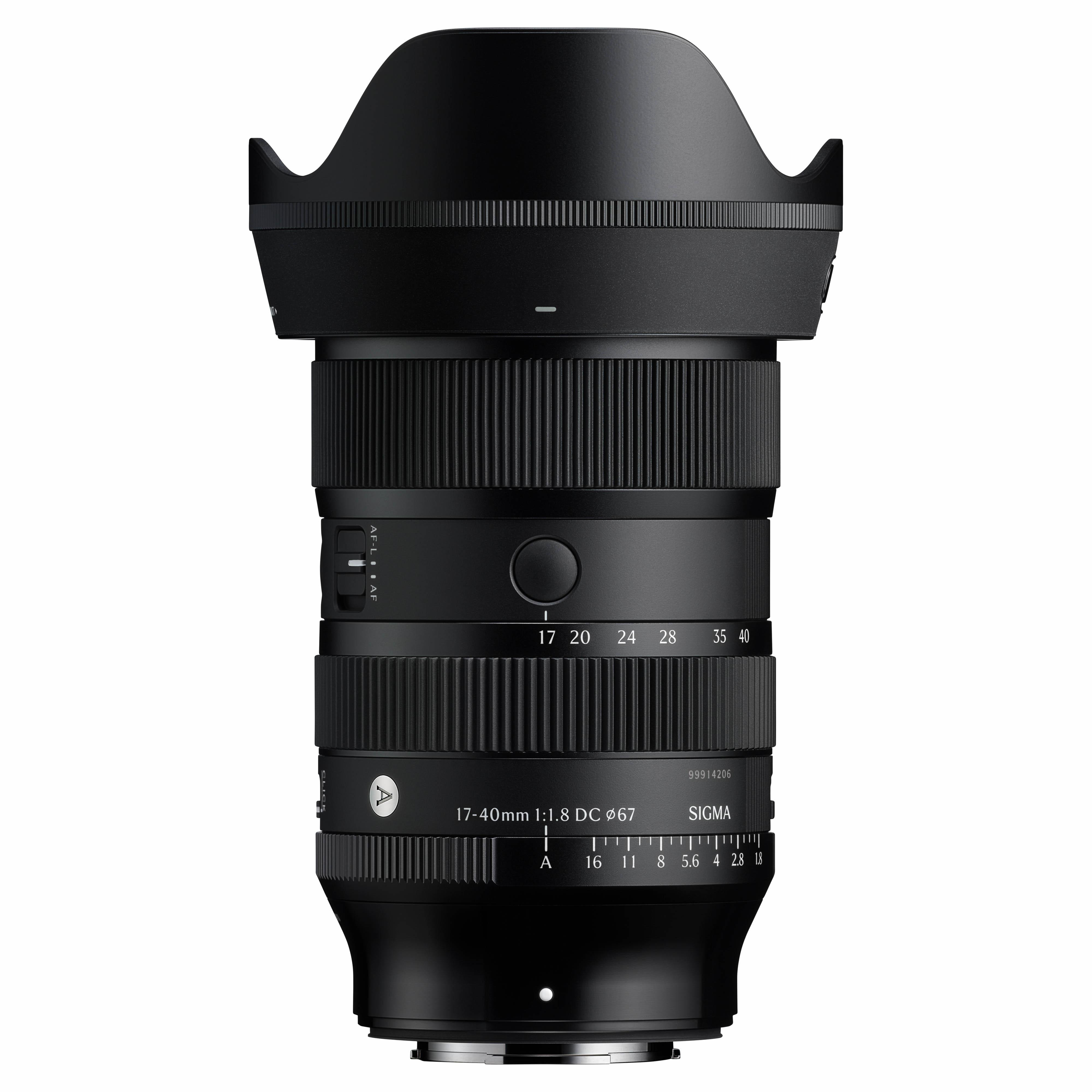 Schwarzes Sigma 17-40mm Objektiv. Es hat mehrere Ringe mit Zahlen, eine einstellbare Blende und Fokus.