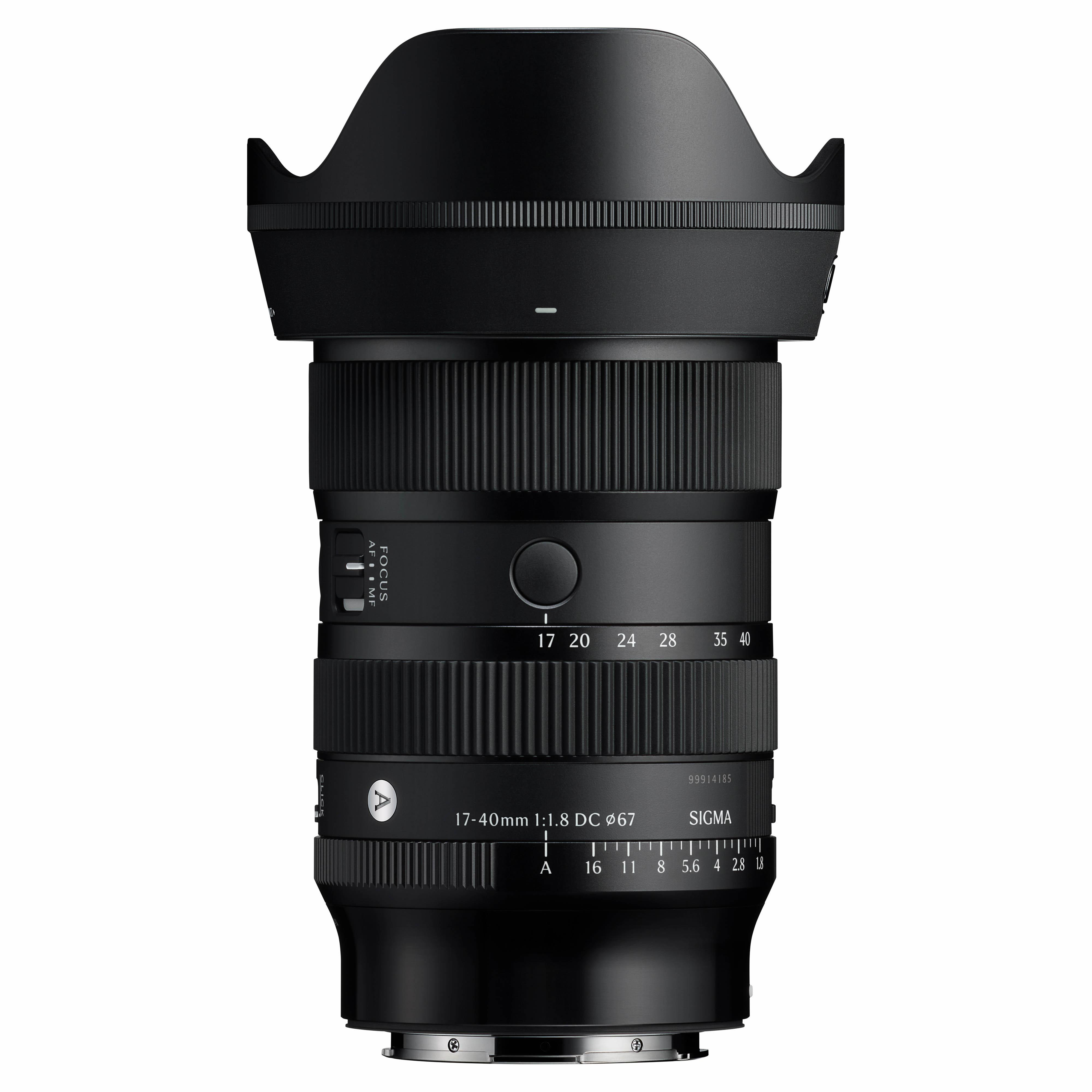 Ein schwarzes Sigma 17-40mm Kameraobjektiv. Merkmale sind Fokusring, Blendeneinstellungen und Gegenlichtblende.