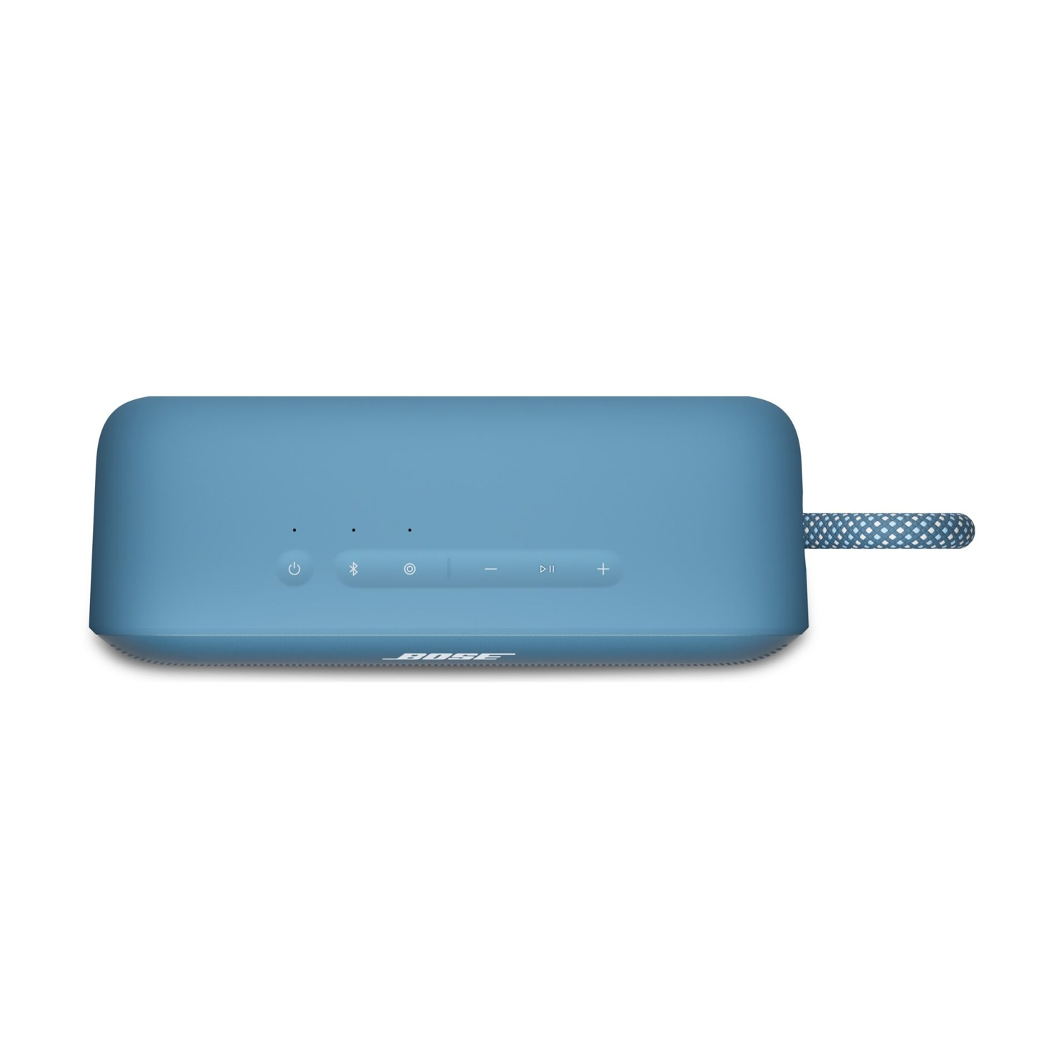 Un altoparlante portatile Bose blu. Ha pulsanti di controllo e un cinturino a scacchi. È su sfondo bianco.