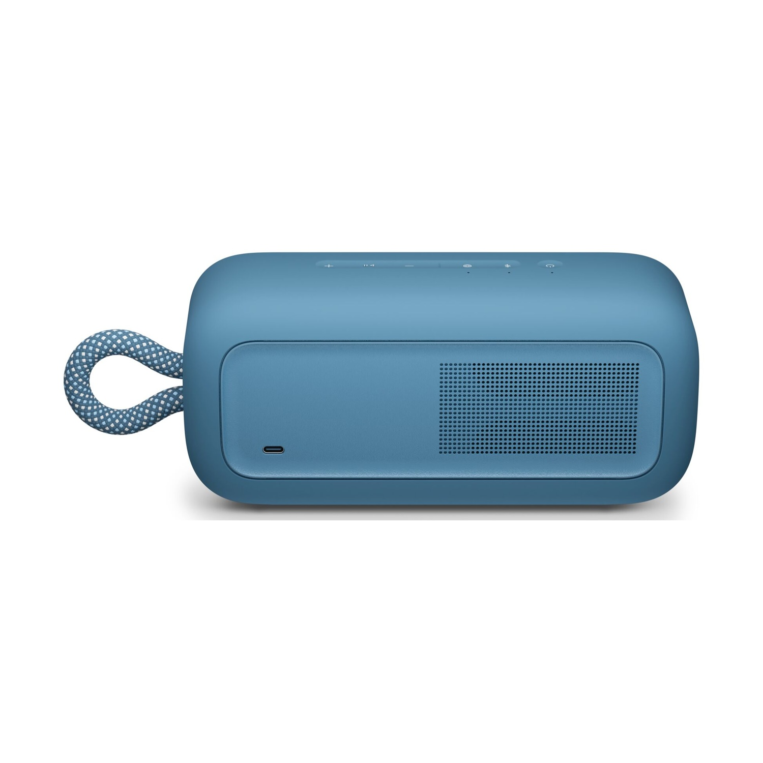 Un altoparlante portatile blu con manico in tessuto. Ha pulsanti sulla parte superiore e una griglia per l'altoparlante. Isolato su bianco.