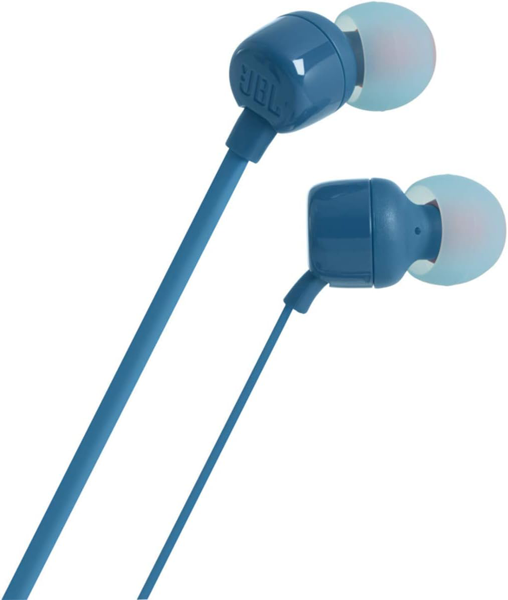 Két kék JBL fülhallgató világoskék hegyekkel és kék vezetékekkel fehér háttér előtt. A JBL logó látható.