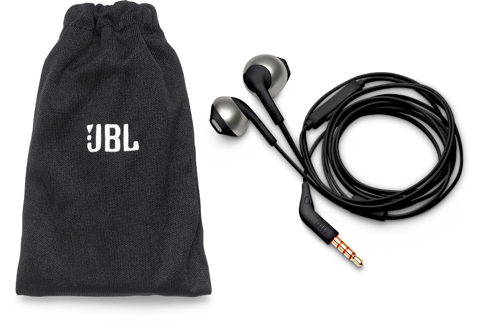 Fülhallgatók fekete hordtáskával. A fülhallgatók ezüst és fekete színűek, a táskán a JBL logója látható.