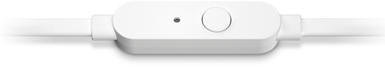 Egy fehér beépített távvezérlő gombbal és egy kis lyukkal a felületén, két fehér vezetékhez csatlakoztatva.