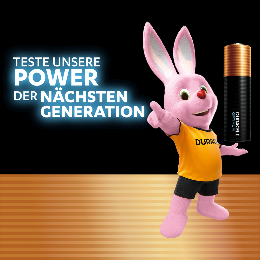 Ein rosa Hase in einem orangefarbenen Hemd zeigt auf eine Duracell-Batterie. Der Text lautet: „Testen Sie unsere Energie der nächsten Generation“.