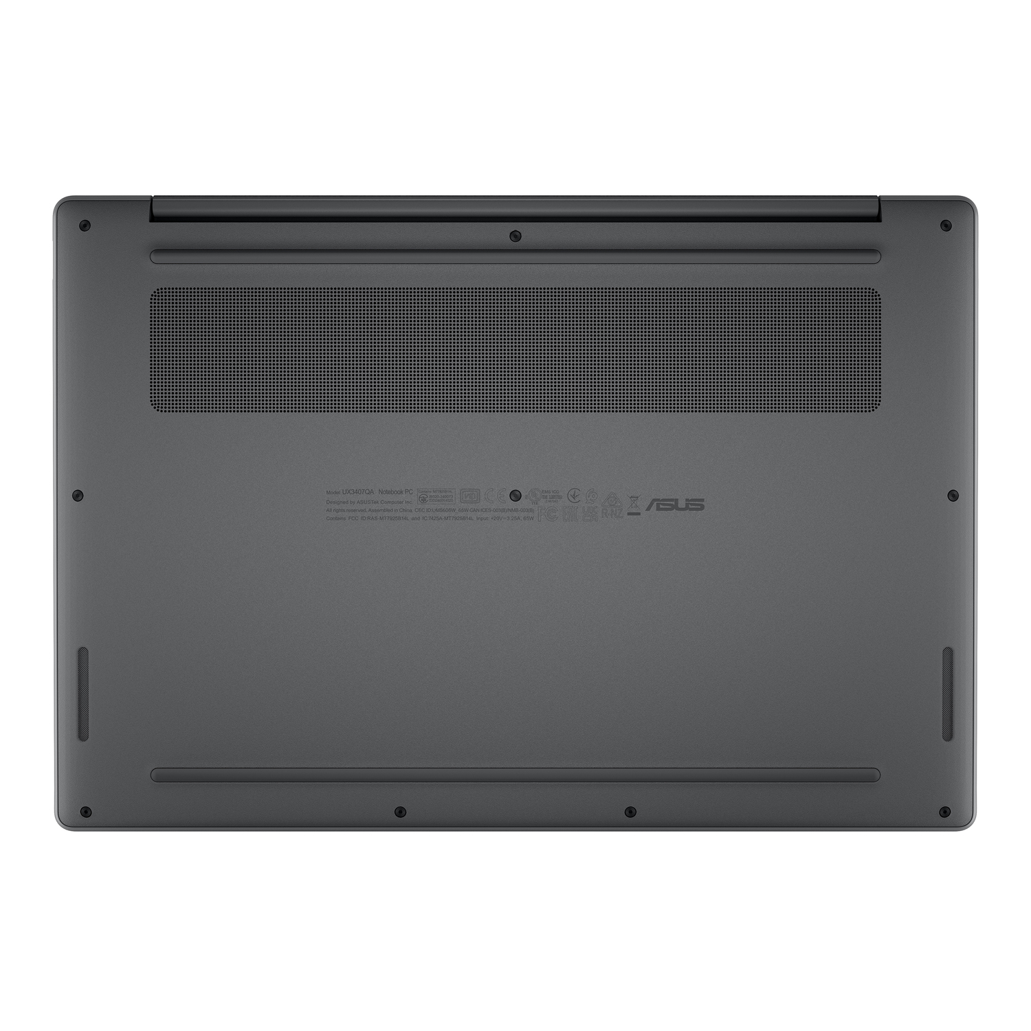 Le dessous d'un ordinateur portable ASUS gris est montré. Il comporte des trous de ventilation, des vis et du texte indiquant le modèle, FCC ID, etc.