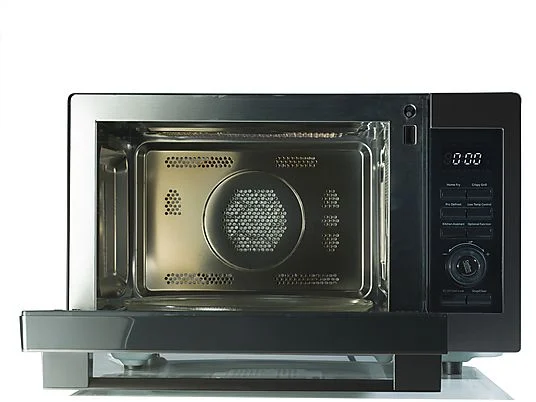 Otwarty piekarnik mikrofalowy ze stali nierdzewnej. Wnętrze jest widoczne. Panel sterowania jest czarny. Wyświetlacz pokazuje 0:00.