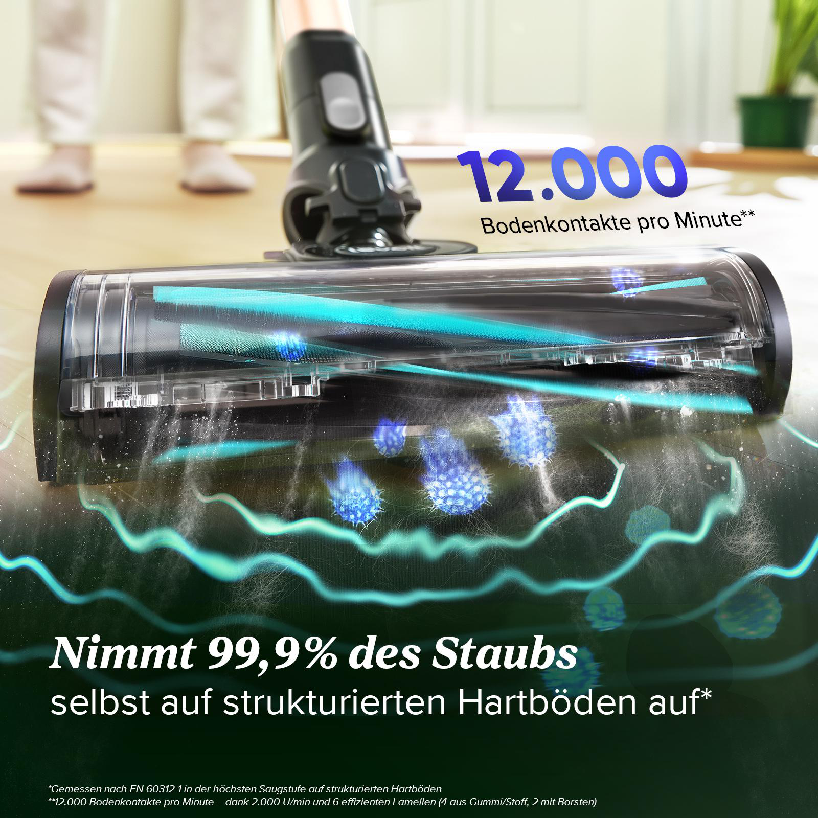 Nahaufnahme des Staubsaugerkopfes, blaue Partikel, Text: 12.000 Bodenkontakte pro Minute und Nimmt 99,9% des Staubs.