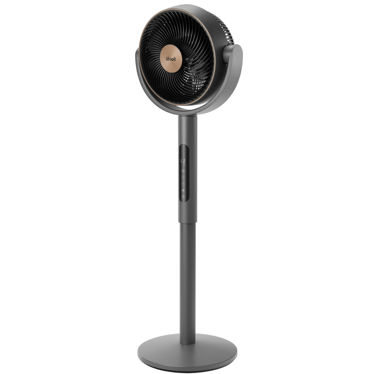 Ein grauer Standventilator mit schwarzem Gitter und bronzefarbenen Akzenten. Er hat ein digitales Display und einen kreisförmigen Sockel. Der Hintergrund ist schwarz.