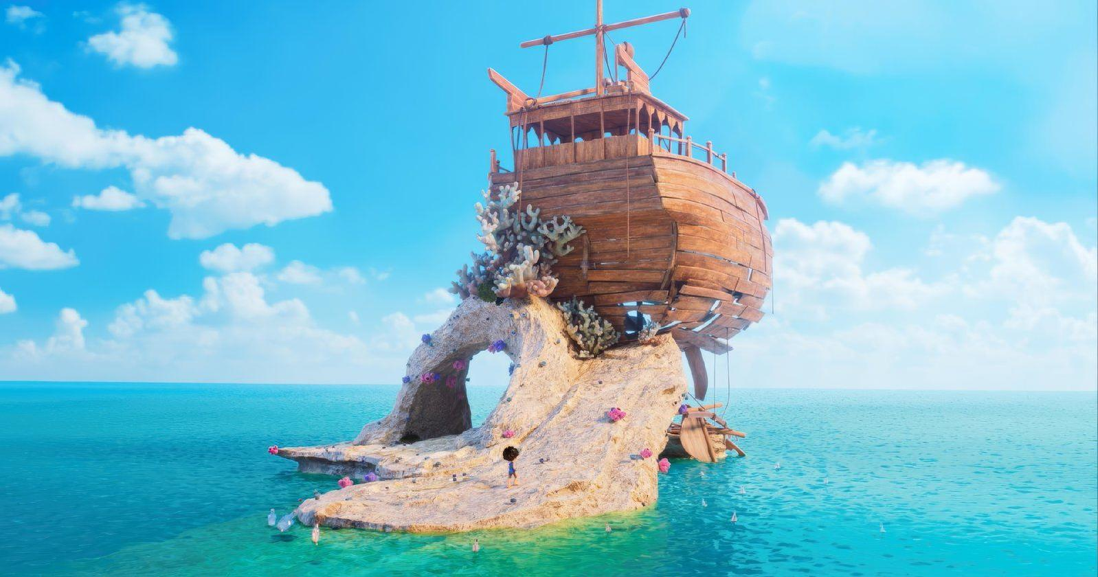 Ein Holzschiff steht auf einer Felsformation im Ozean unter blauem Himmel. Ein Kind steht auf dem Felsen.