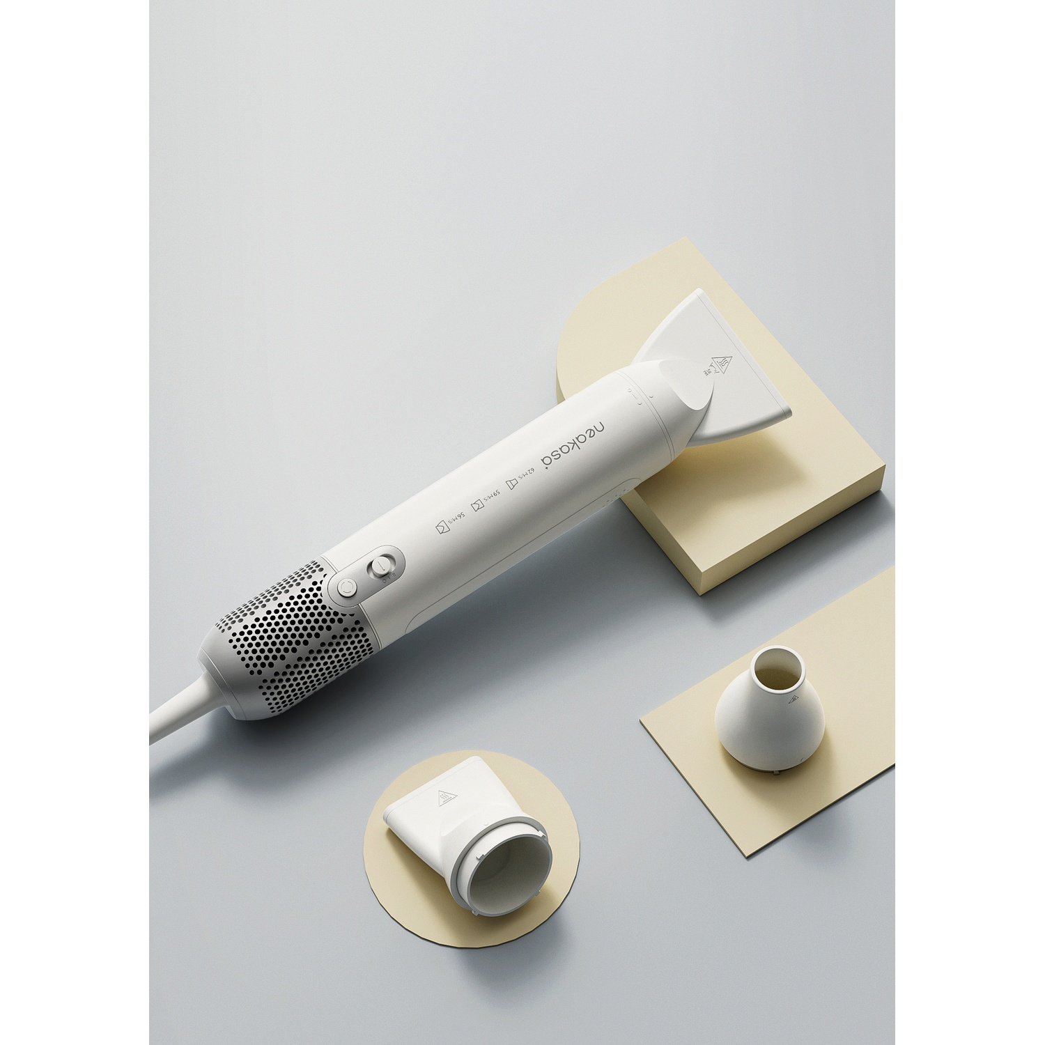 Un asciugacapelli bianco con accessori è su uno sfondo blu e beige. L'asciugacapelli è l'elemento principale, con i suoi accessori vicini.