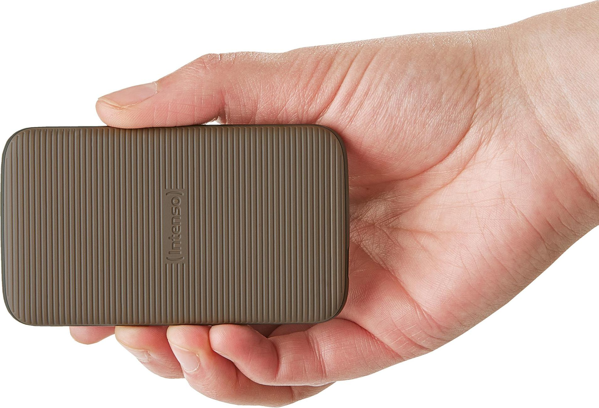Eine Hand hält eine braune, rechteckige externe Festplatte von Intenso. Die Festplatte hat vertikale Linien. Weißer Hintergrund.