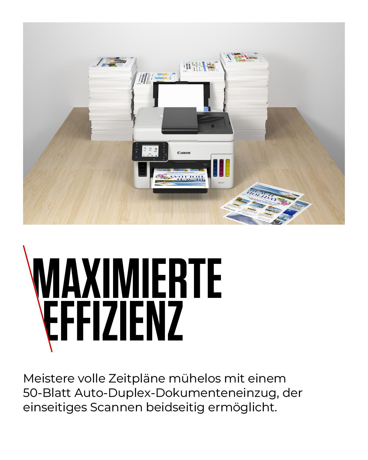 Ein Canon-Drucker steht auf einem Holztisch, dahinter Papierstapel. Der Drucker hat eine gedruckte Broschüre.