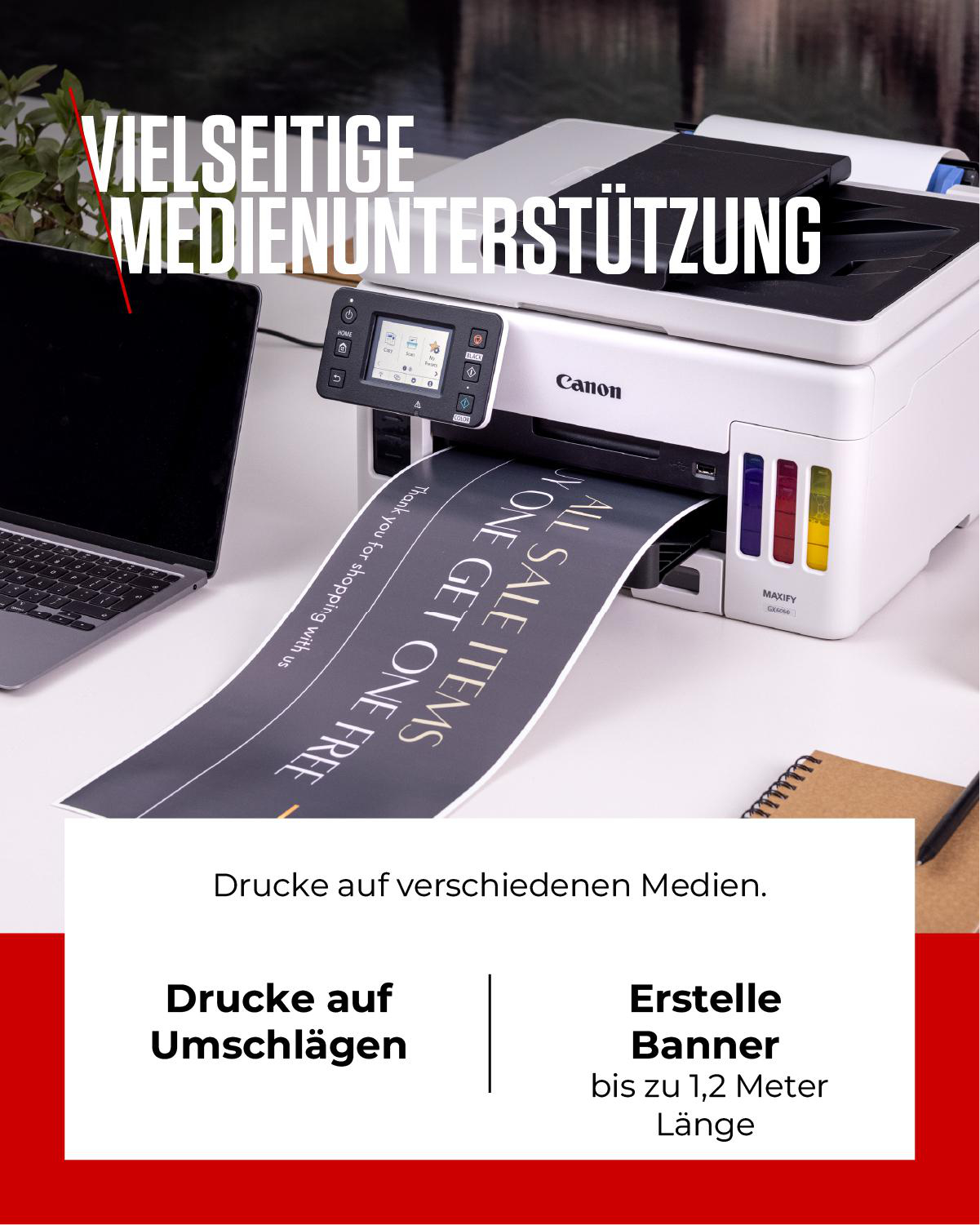 Ein Canon-Drucker druckt ein Banner. Auf dem Tisch liegen ein Laptop und ein Notizblock. Text: 'ALLE ARTIKEL IM ANGEBOT, KAUF 1, ERHALTE 1 GRATIS'.