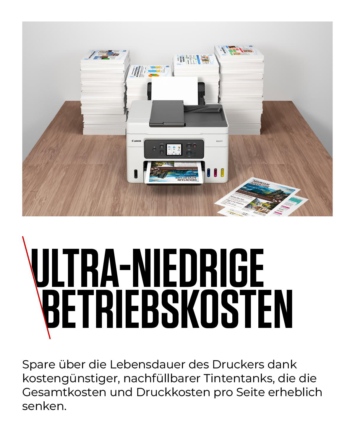 Ein Drucker mit Papierstapeln, der eine Broschüre druckt. Text: 'ULTRA-NIEDRIGE BETRIEBSKOSTEN'.