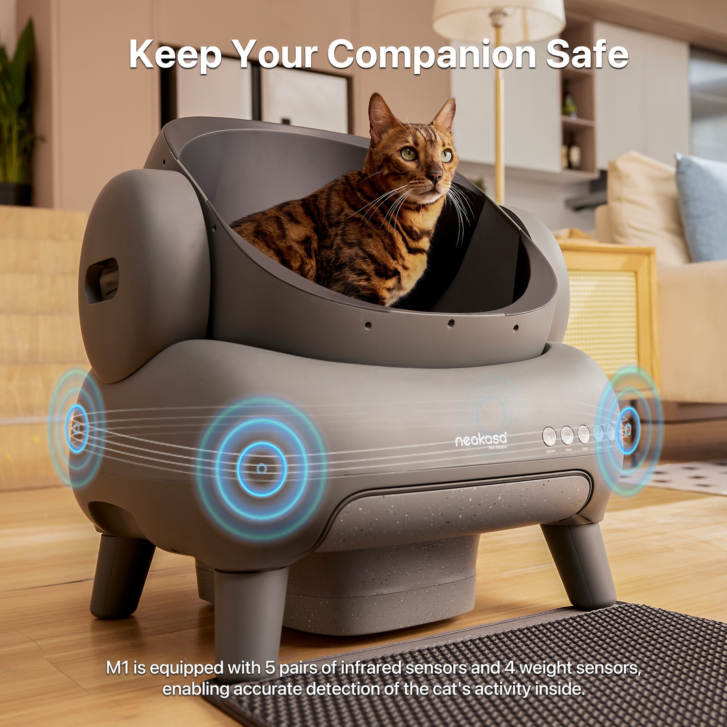 Un gatto del Bengala è seduto in una lettiera automatica grigia. La lettiera ha sensori ed è etichettata 'neakasa'.