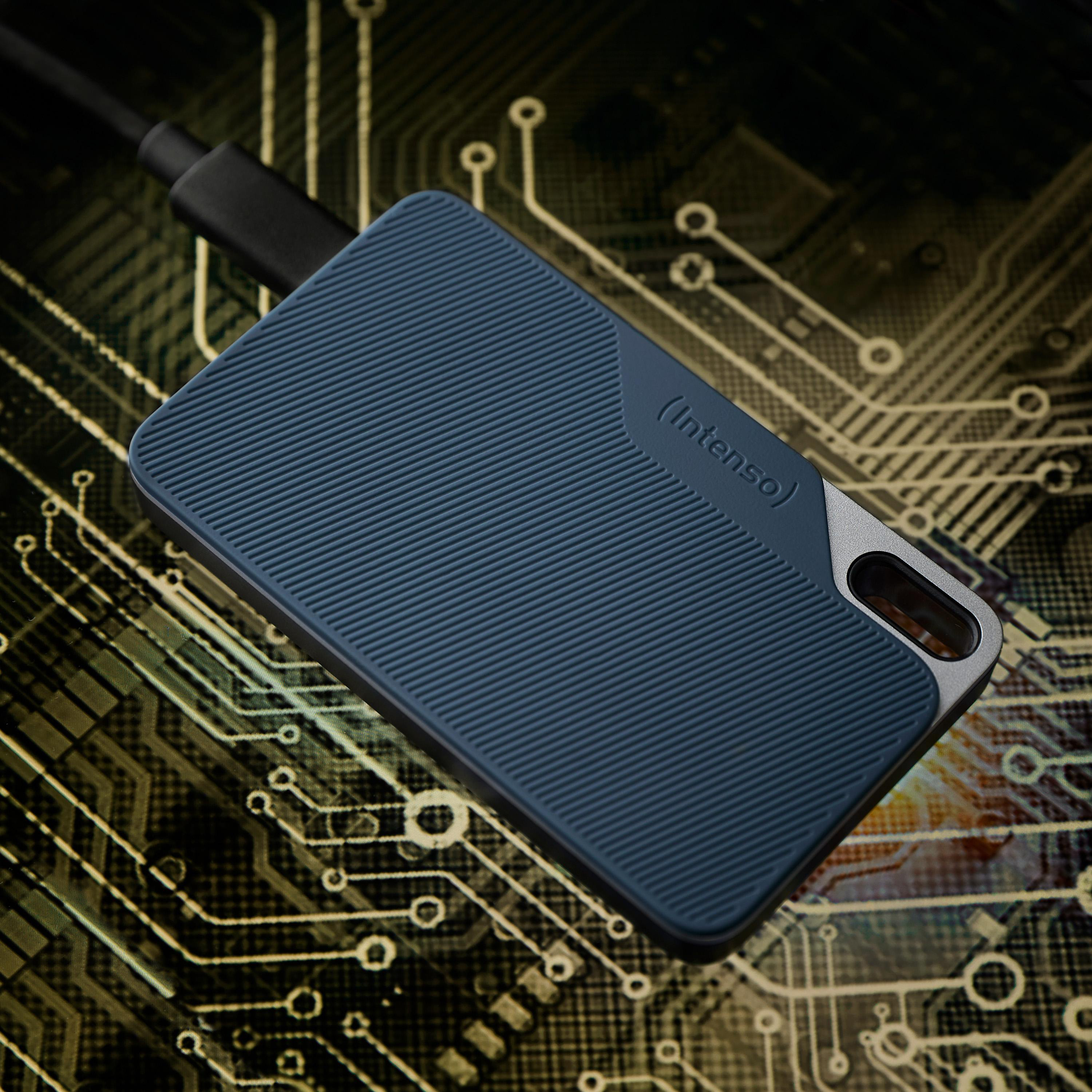 Disco rigido esterno Intenso blu con cavo USB, su sfondo di circuito stampato.