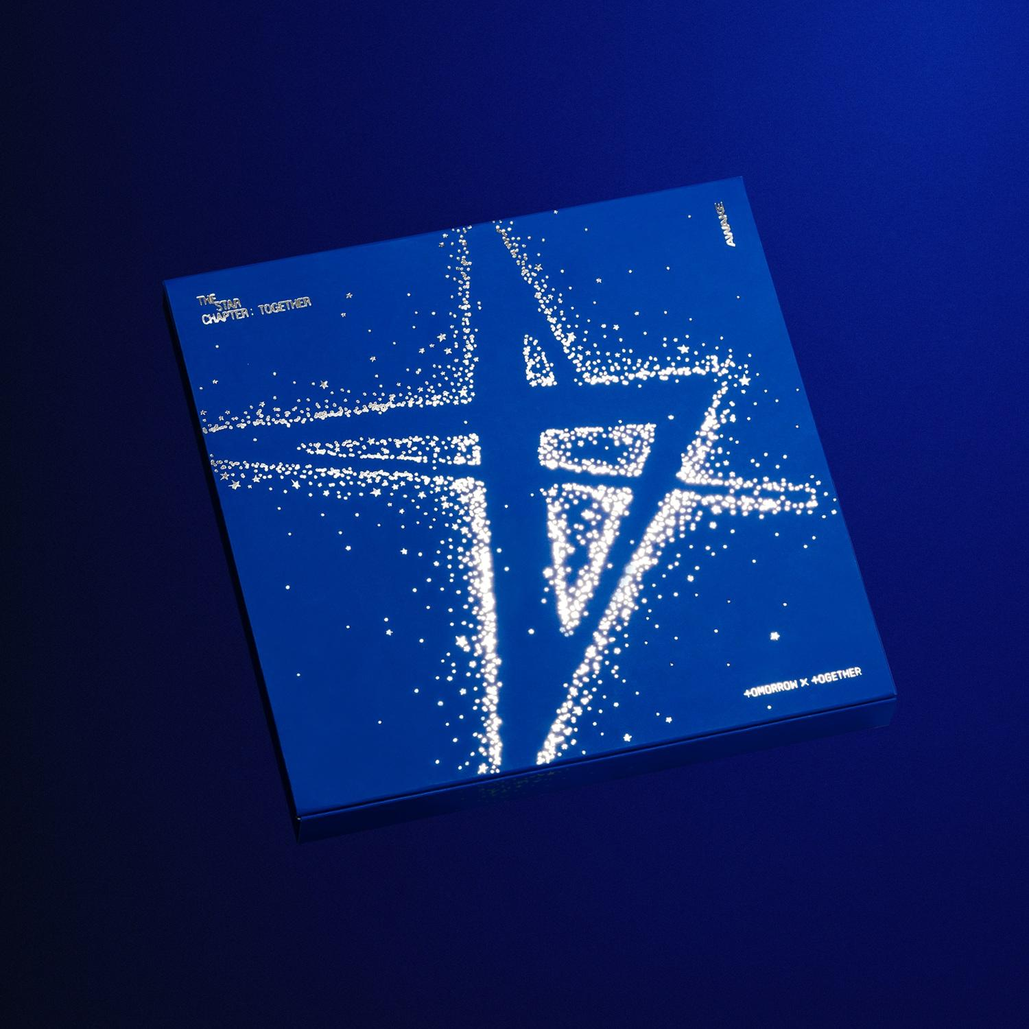 Eine blaue Box mit einem weißen Sterndesign. Text enthält "THE STAR CHAPTER: TOGETHER" und "+OMORROW X +TOGETHER".