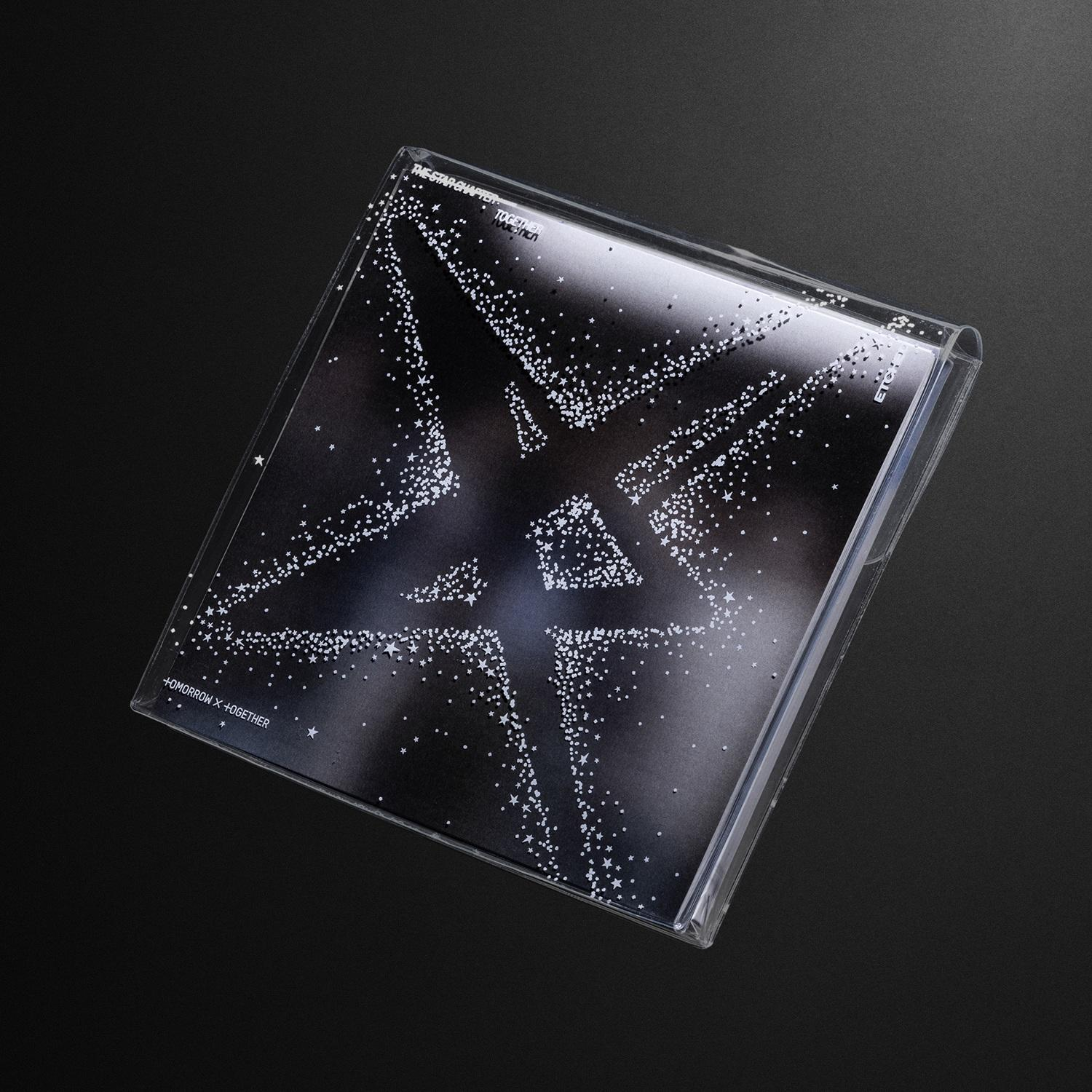 CD-Hülle mit Sterndesign in einer transparenten Hülle. Der Hintergrund ist schwarz.