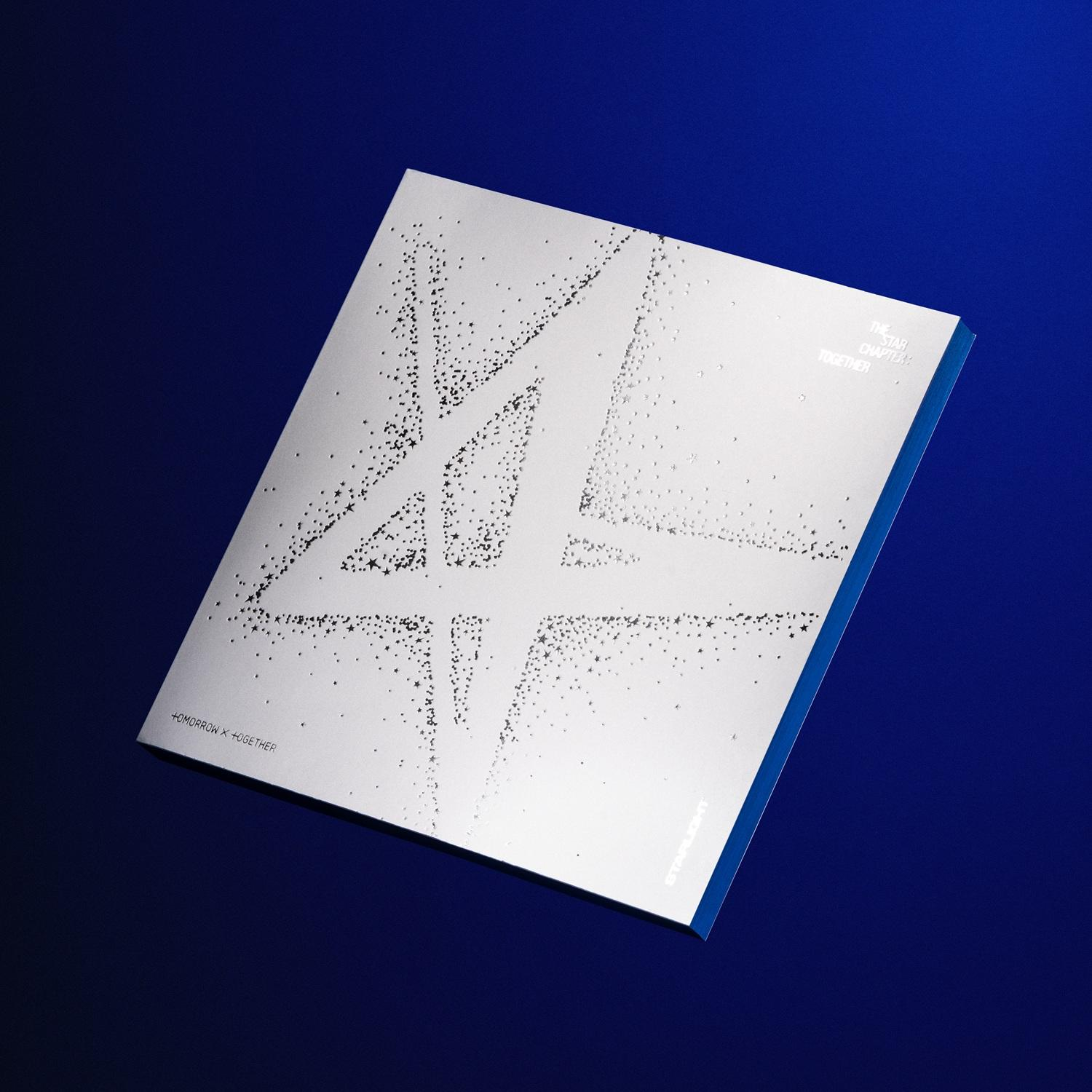 Albumcover mit silbernem Design auf weißem Hintergrund. Blauer Rand und Hintergrund. Text: Tomorrow X Together, The Star Chapter: Together.