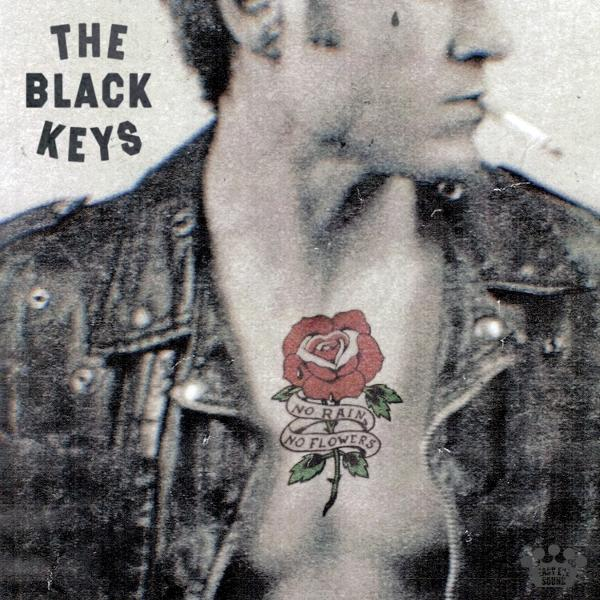 Pochette d'album : Homme avec tatouage de rose, cigarette et veste en cuir. Le texte dit "THE BLACK KEYS".
