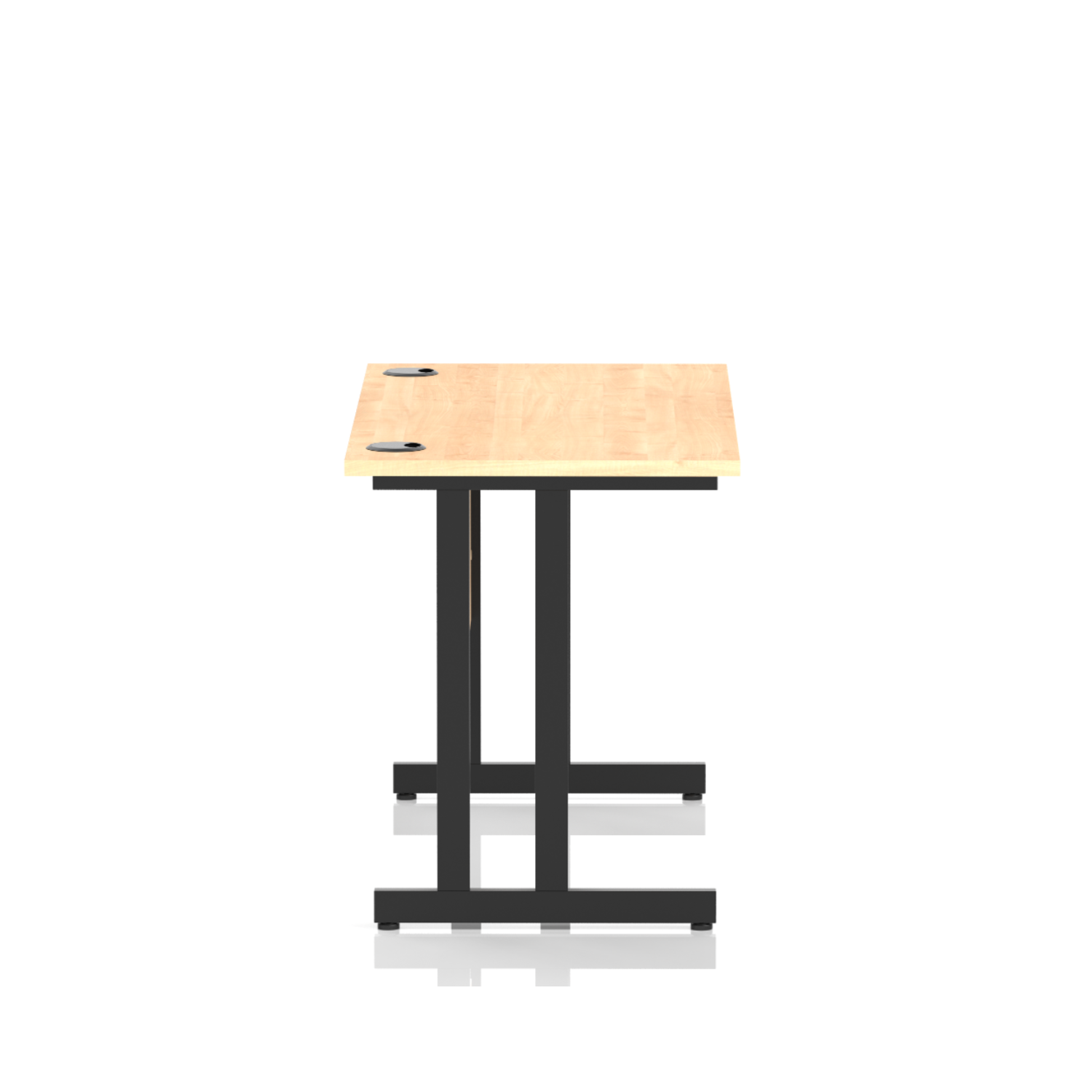 Een licht houten bureau met zwarte metalen poten. Twee gaten bovenop het bureau. De achtergrond is wit.