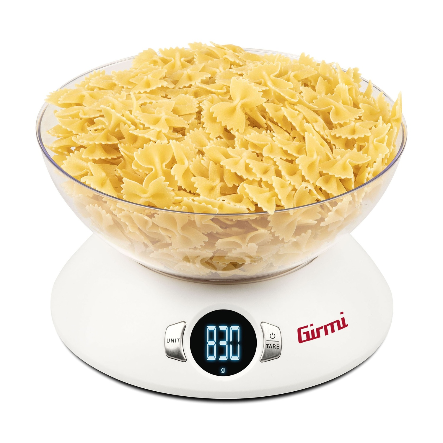 Una bilancia da cucina bianca con una ciotola piena di pasta farfalle. La bilancia mostra 830g. Il marchio 'Girmi' è visibile.