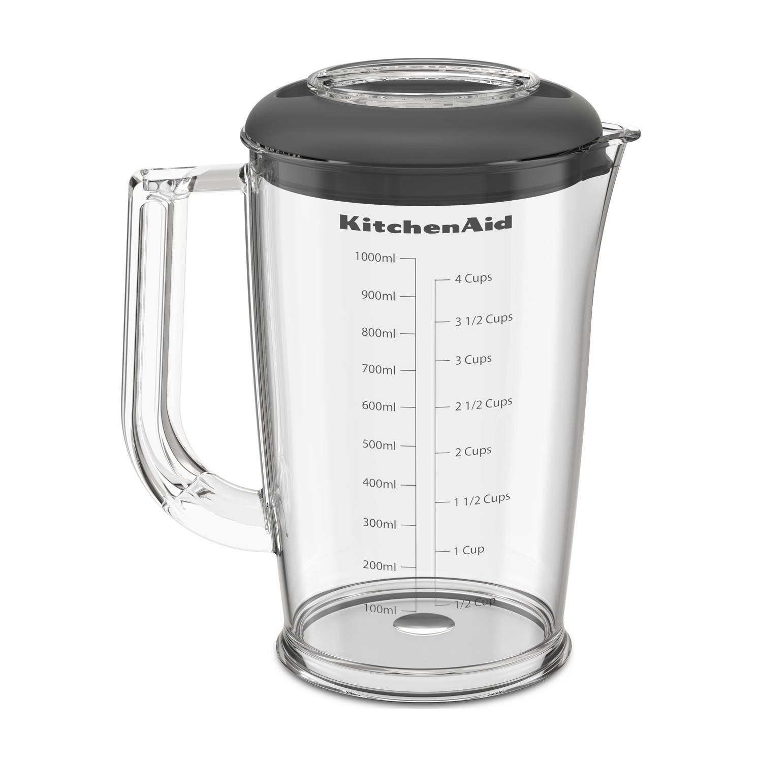 Una caraffa per frullatore trasparente con manico, coperchio nero e logo KitchenAid. Ha segni di volume in ml e tazze.