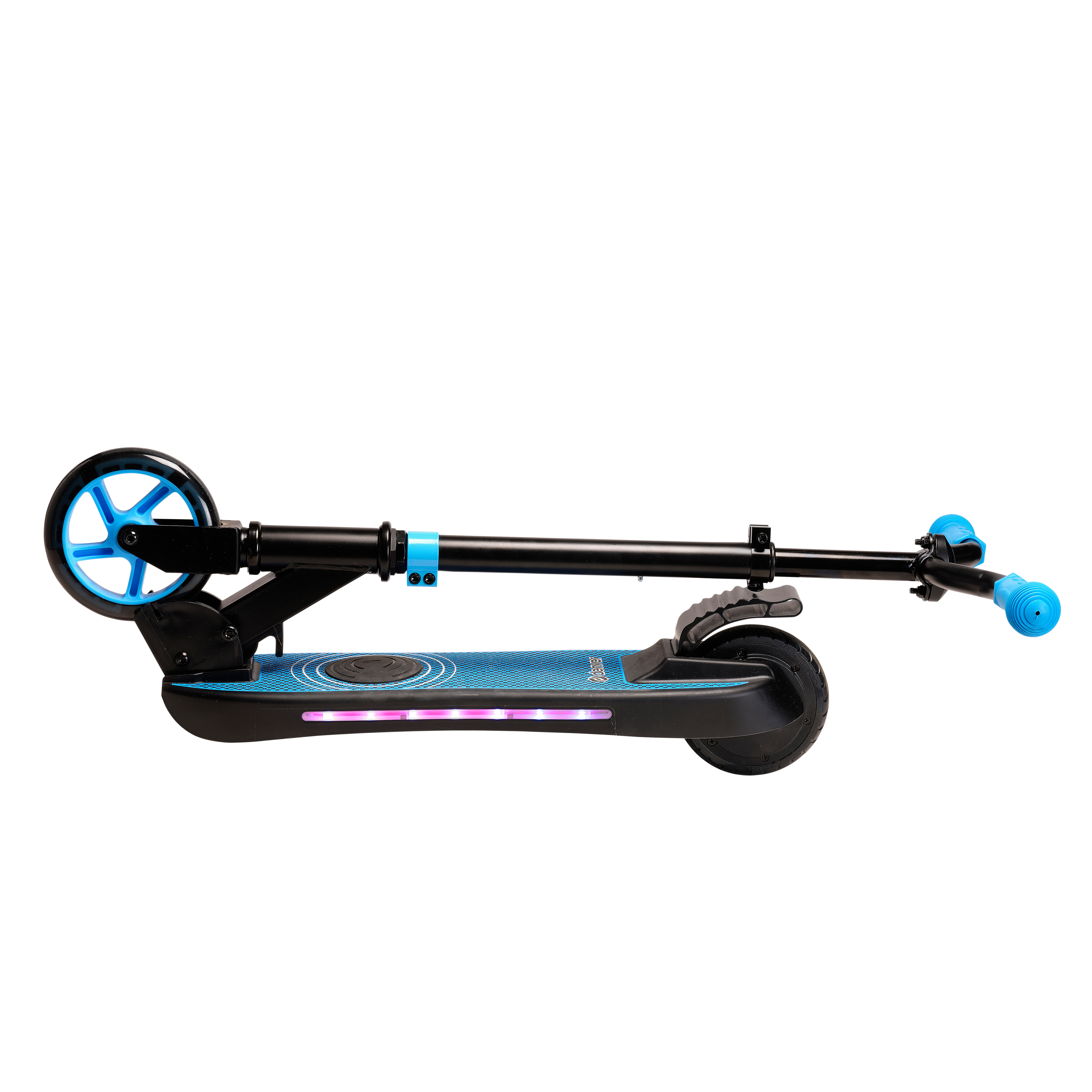Schwarzer Roller mit blauen Akzenten. Hat zwei Räder, Lenker und Fußplattform. Lichter sind unten. Weißer Hintergrund.