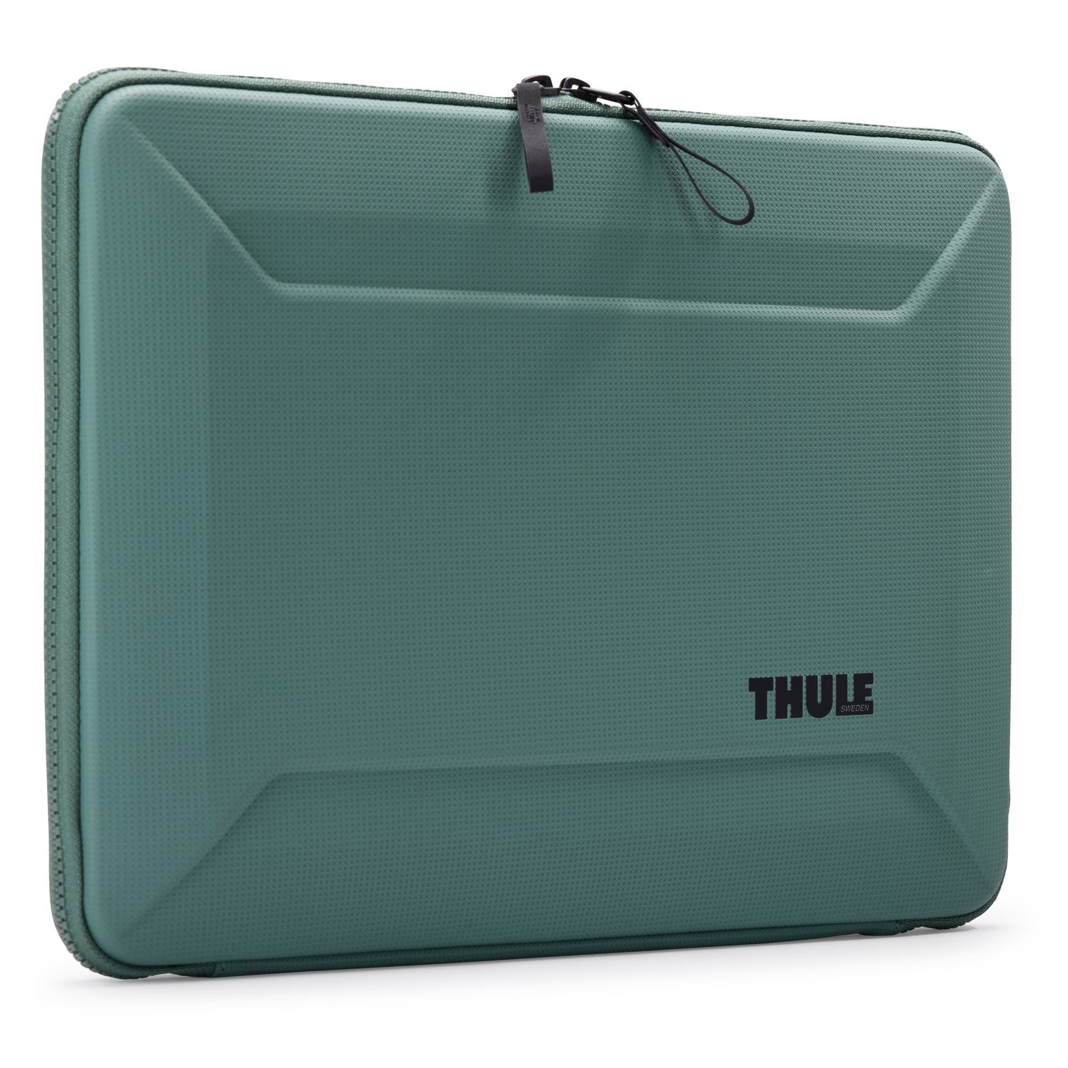 Een teal Thule laptoptas. Het heeft een rits, een zwart lipje en het Thule-logo. De tas staat iets schuin op een witte achtergrond.