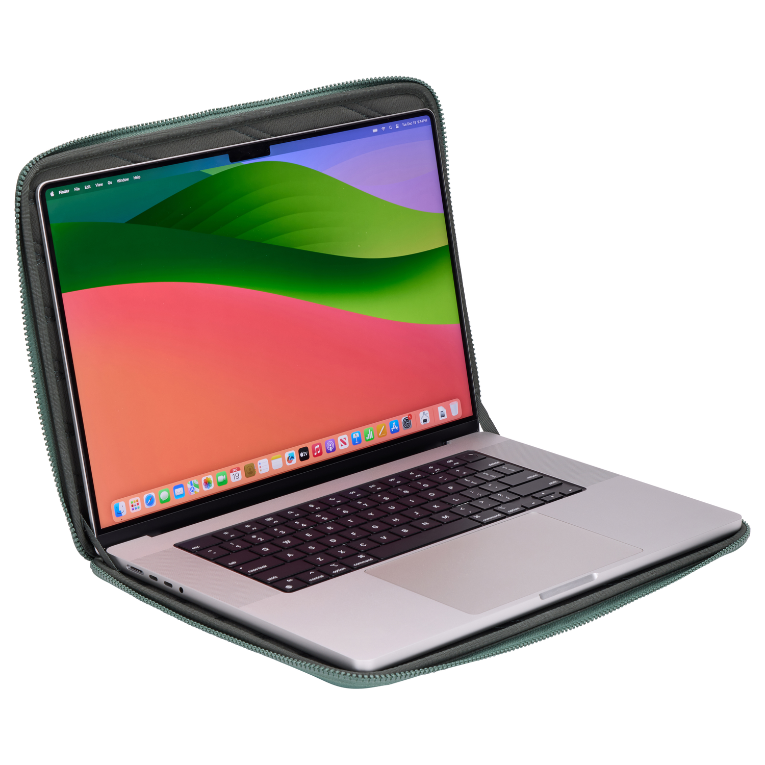 Een zilveren laptop in een groene hoes, open om het toetsenbord en scherm te laten zien. Het scherm toont een kleurrijk landschap.