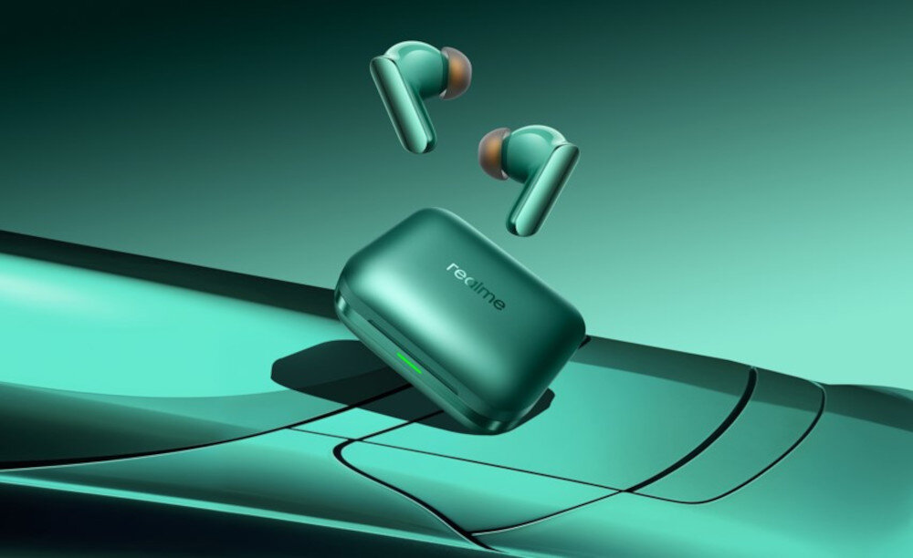 Zielone bezprzewodowe słuchawki i etui ładujące z logo Realme unoszą się nad turkusową powierzchnią.