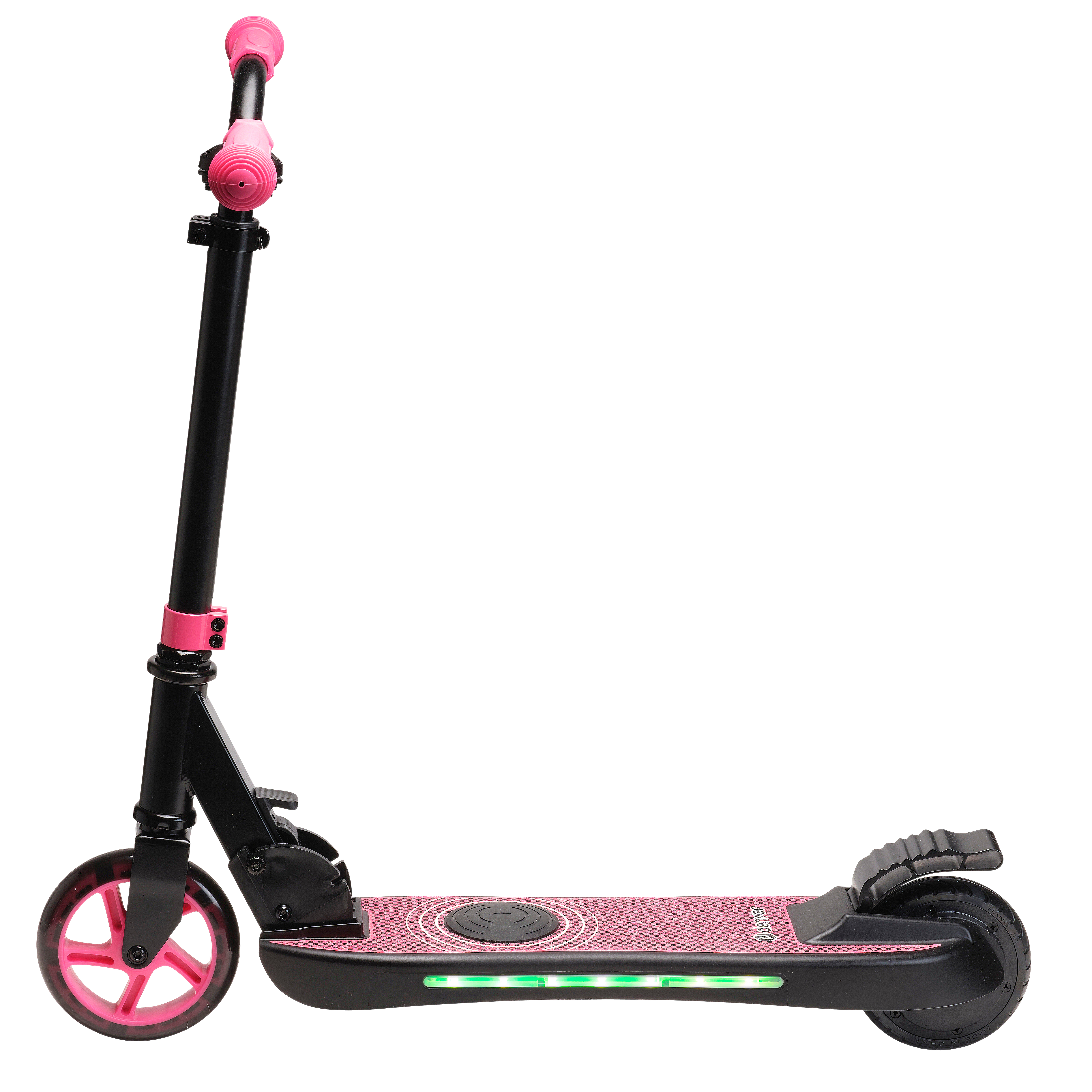 Ein schwarzer und pinkfarbener Roller ist nach rechts abgewinkelt. Er hat pinkfarbene Akzente an Lenker und Rädern. Der Roller steht auf weißem Hintergrund.